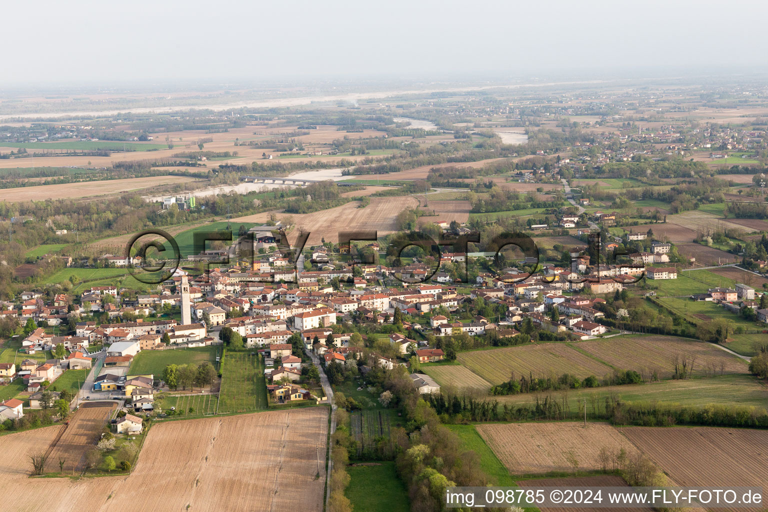 Vue aérienne de Tauriano dans le département Frioul-Vénétie Julienne, Italie