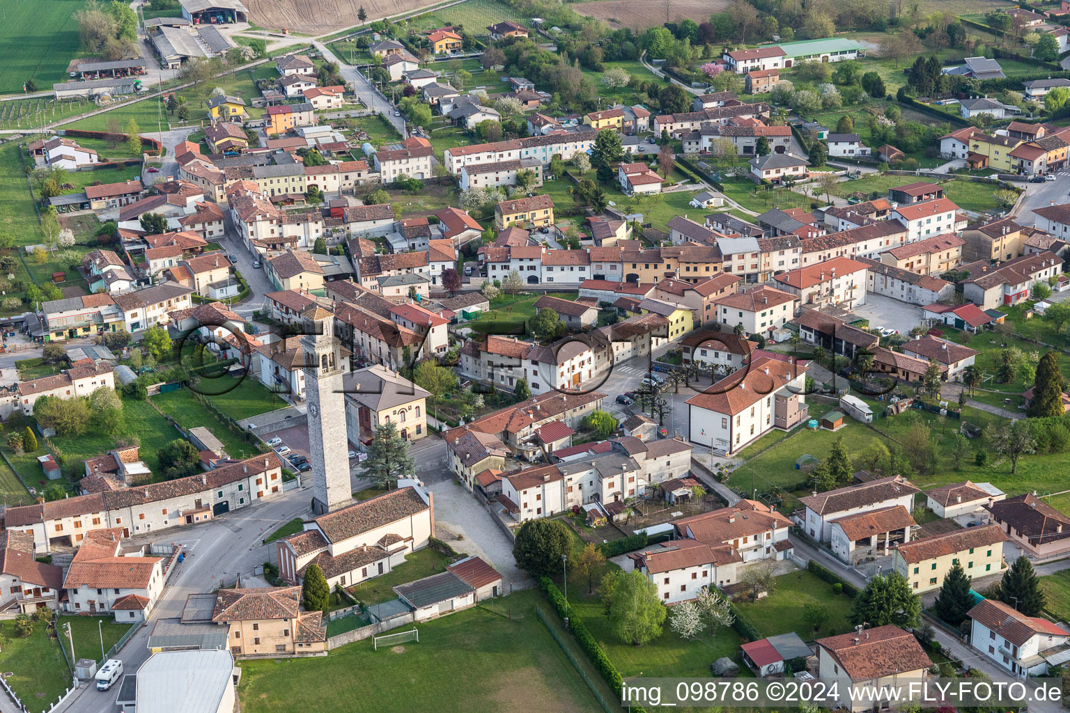 Vue aérienne de Clocher de l'église et toit de la tour de l'église de San Nicolò à Spilimbergo dans le département Pordenone, Italie