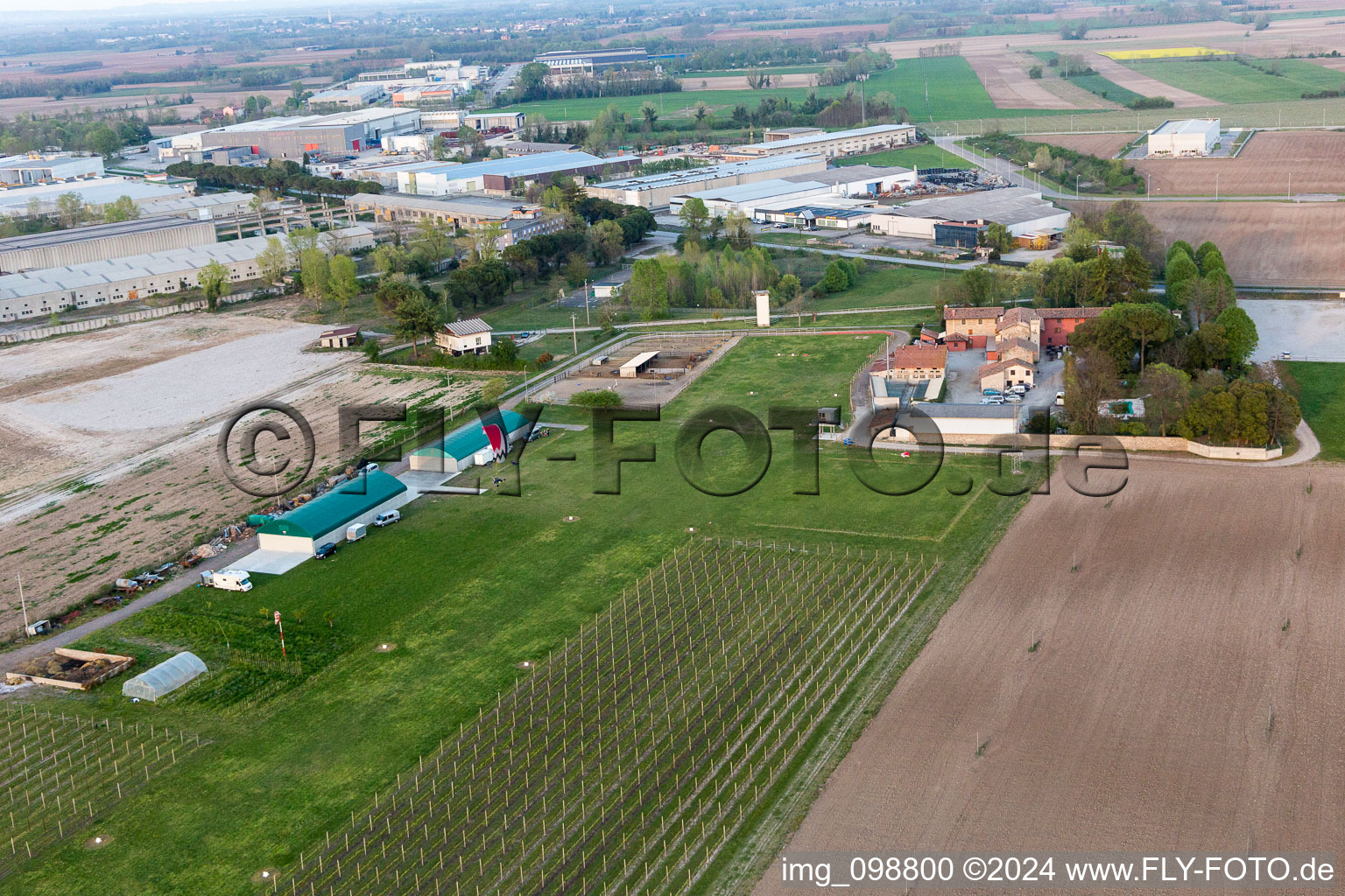 Vue aérienne de Piste avec zone de voie de circulation de l'aérodrome Pista Aerei Leggeri à Codroipo dans le département Udine, Italie