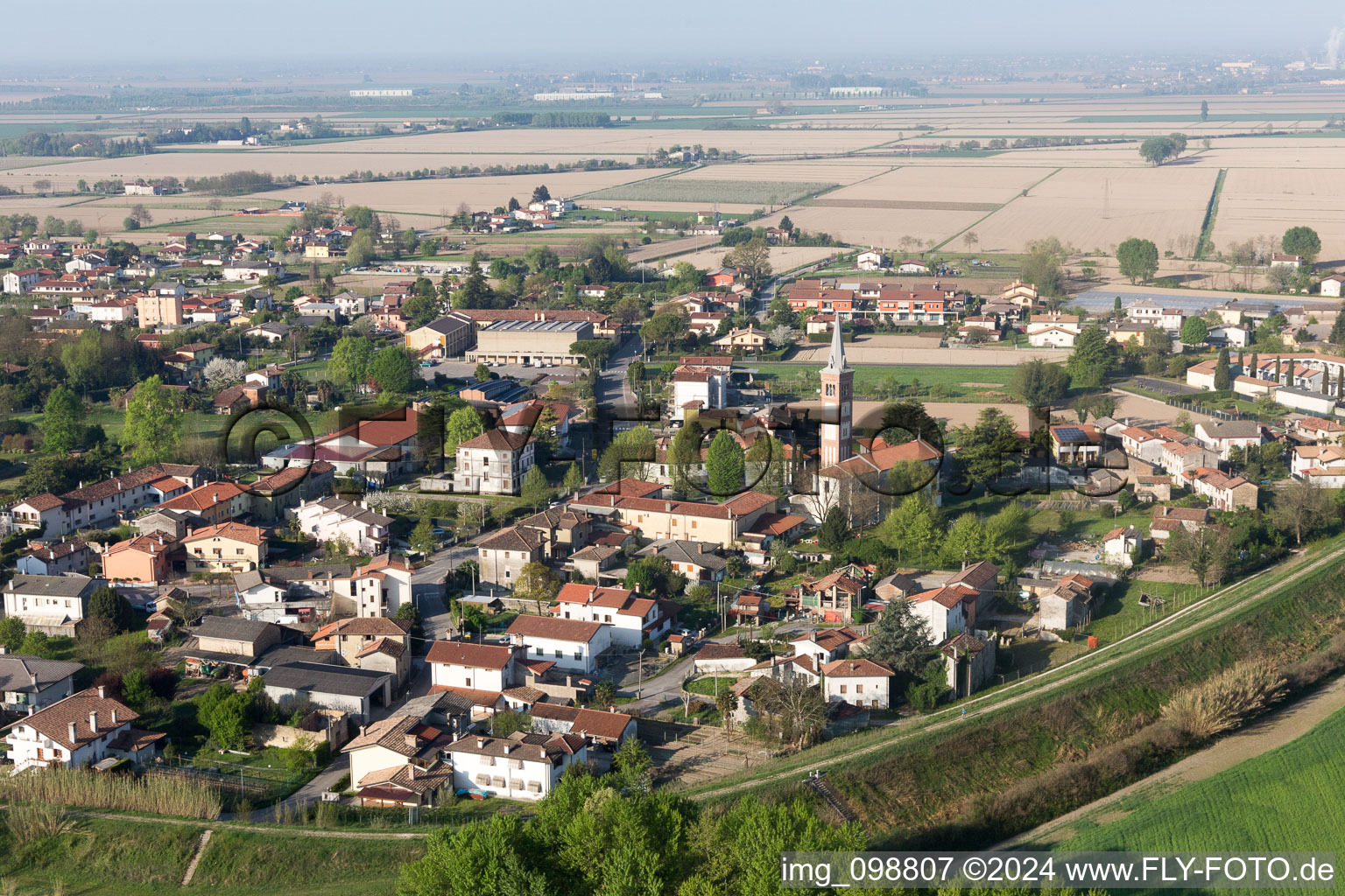 Vue aérienne de Latisanotta dans le département Frioul-Vénétie Julienne, Italie