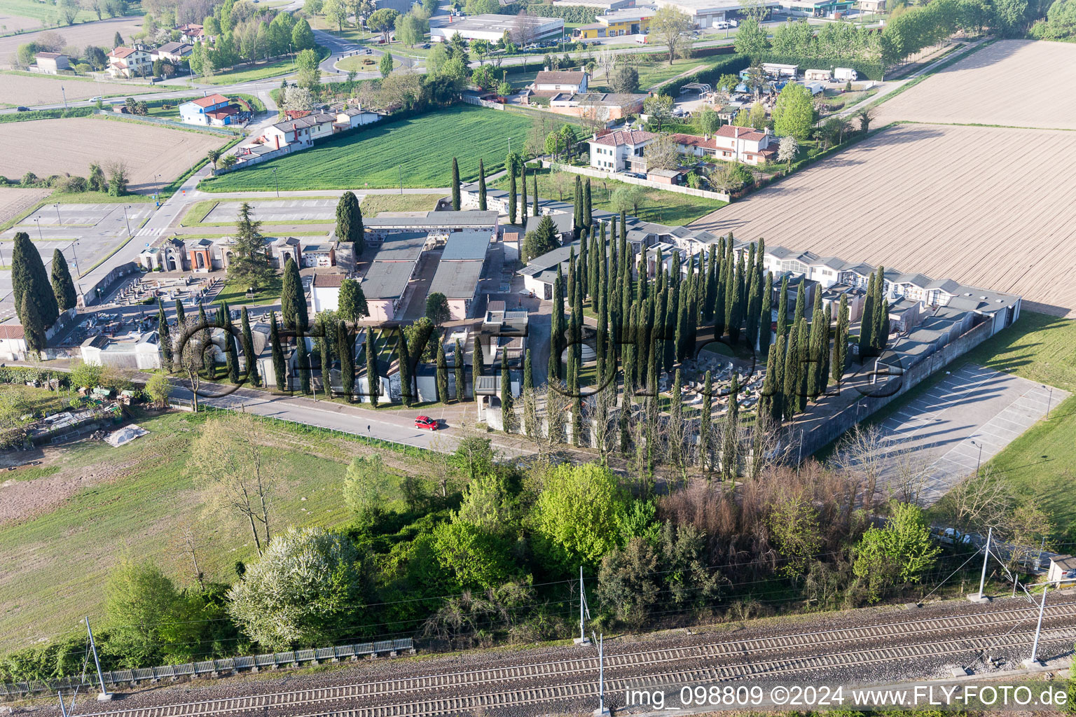 Vue aérienne de Cimetière avec des cyprès sur les bracelets à San Michele Al Tagliamento en Vénétie à San Michele al Tagliamento dans le département Metropolitanstadt Venedig, Italie