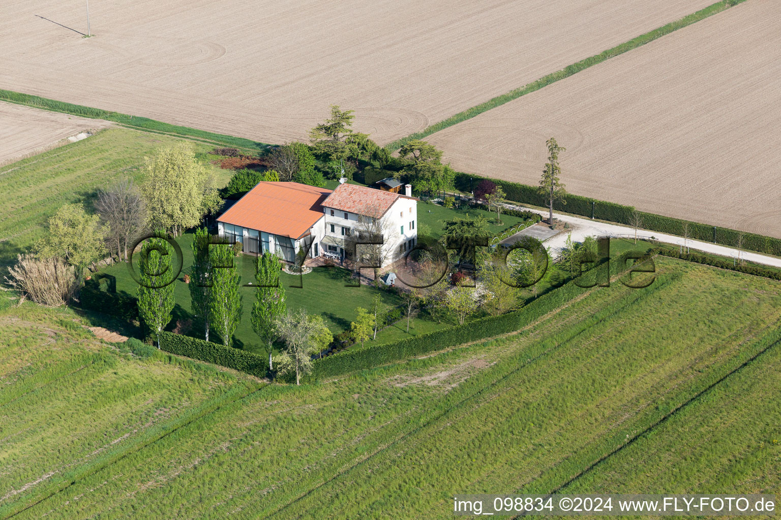 Vue aérienne de Castello di Brussa dans le département Vénétie, Italie