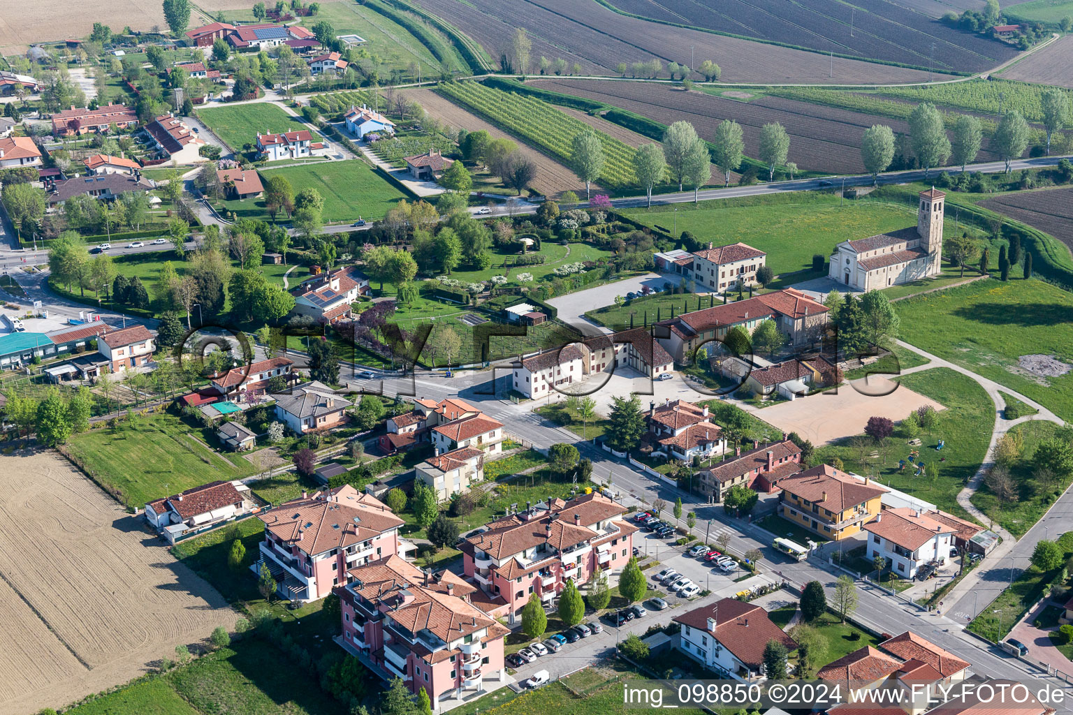 Vue aérienne de Abbaye Summaga à Summaga en Vénétie à le quartier Summaga in Portogruaro dans le département Metropolitanstadt Venedig, Italie