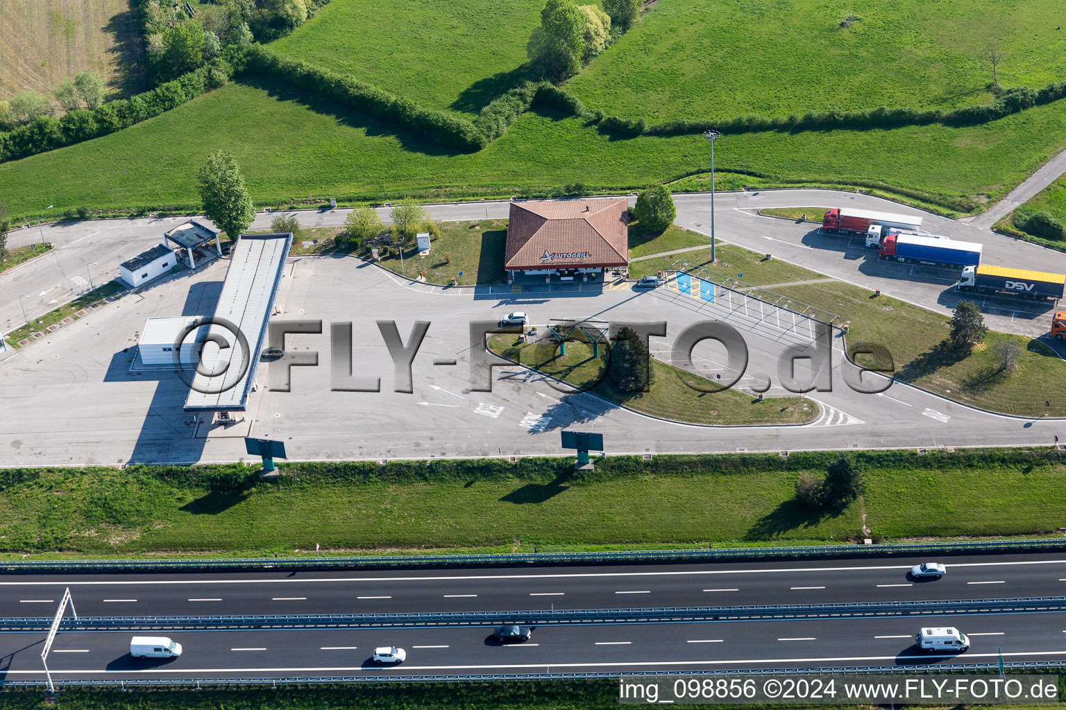 Vue aérienne de Aire de service Autogrill Gruaro Ovest sur l'autoroute A28 à La Sega, Gruaro à Sega-Malcanton dans le département Vénétie, Italie