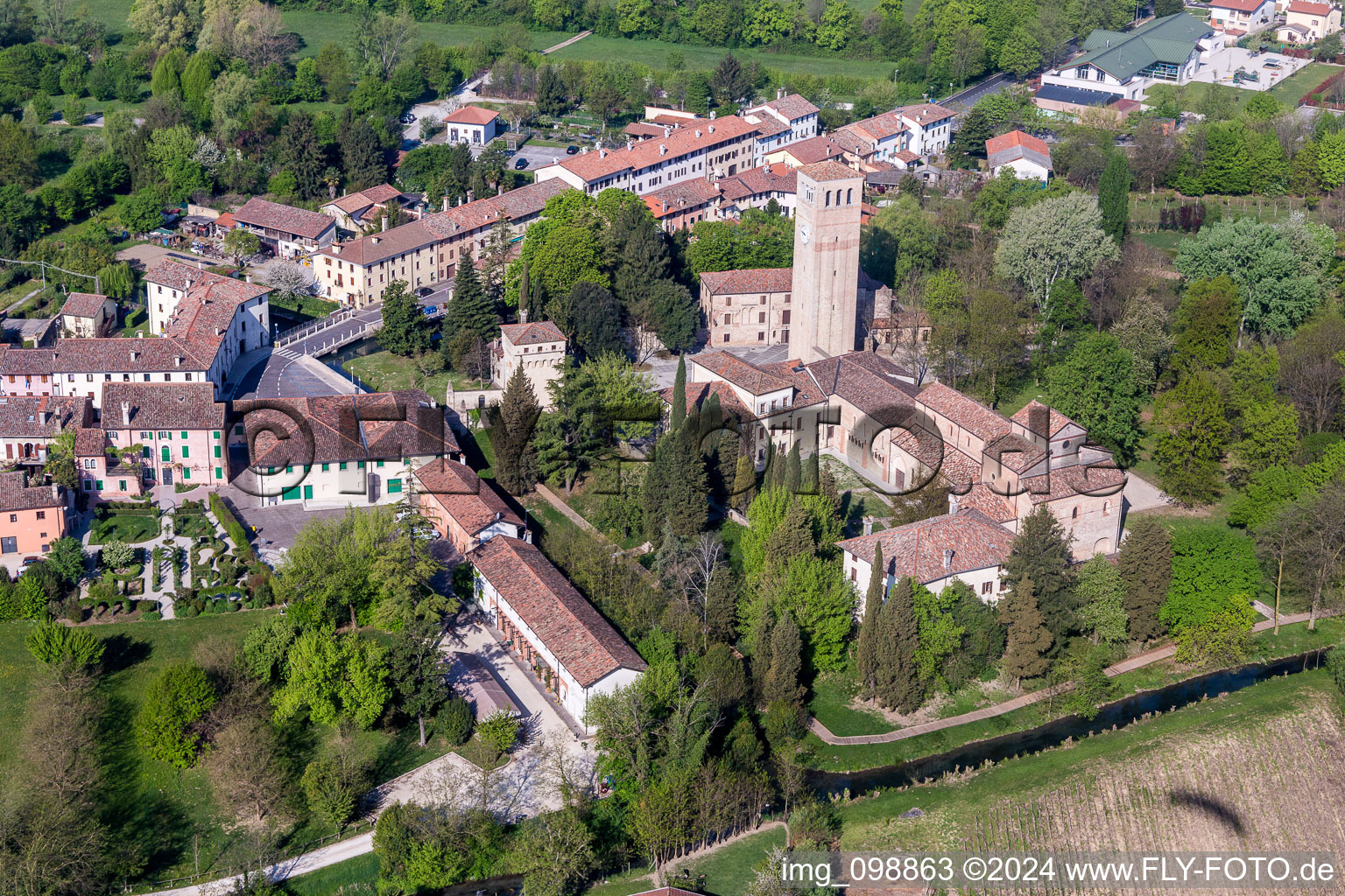 Vue aérienne de Bâtiment de l'église de l'abbaye de Santa Maria in Silvis à Sesto Al Reghena à Sesto al Reghena dans le département Pordenone, Italie