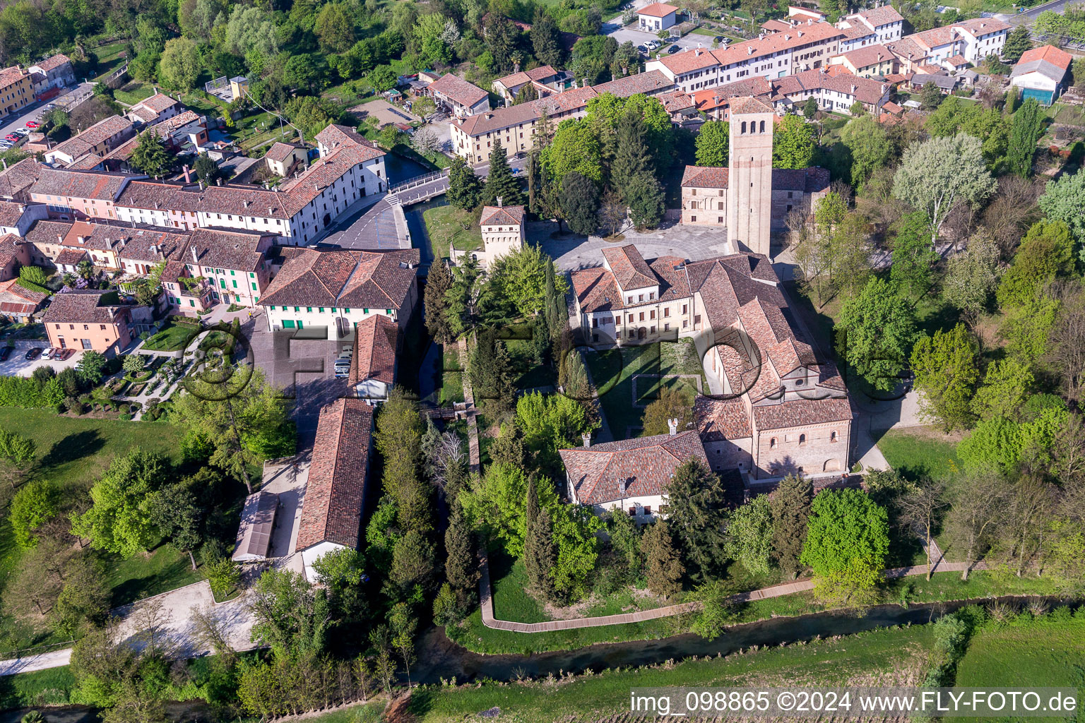 Vue aérienne de Bâtiment de l'église de l'abbaye de Santa Maria in Silvis à Sesto Al Reghena à Sesto al Reghena dans le département Pordenone, Italie