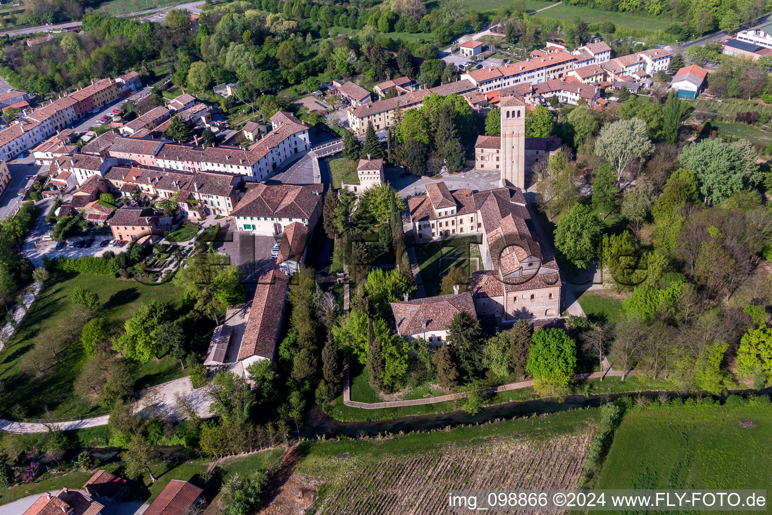 Photographie aérienne de Bâtiment de l'église de l'abbaye de Santa Maria in Silvis à Sesto Al Reghena à Sesto al Reghena dans le département Pordenone, Italie