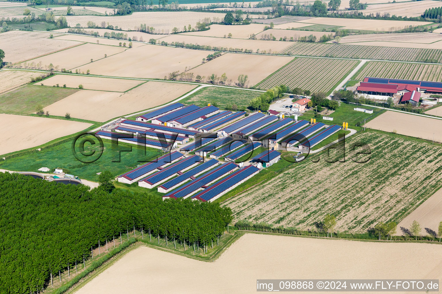 Vue aérienne de Propriété d'une ferme Azienda Agricola S. Fosca Di Gemin Armido & CSS à Savorgnano à San Vito al Tagliamento dans le département Pordenone, Italie