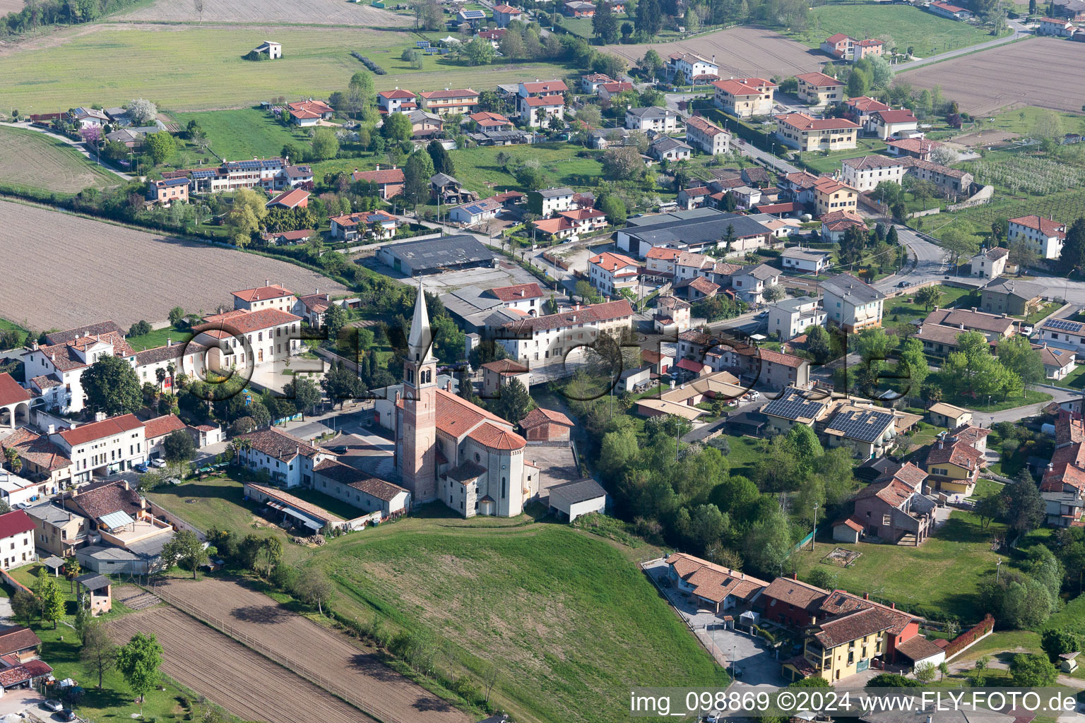 Vue aérienne de Savorgnano dans le département Frioul-Vénétie Julienne, Italie