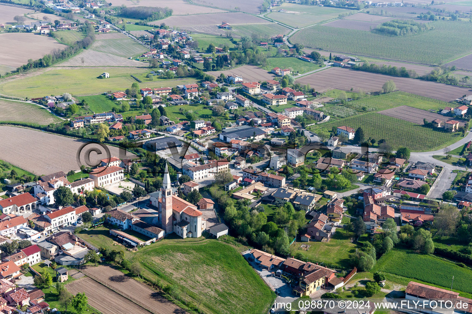 Vue aérienne de Parrocchia S. Giacomo en Savorgnano à le quartier Savorgnano in San Vito al Tagliamento dans le département Pordenone, Italie