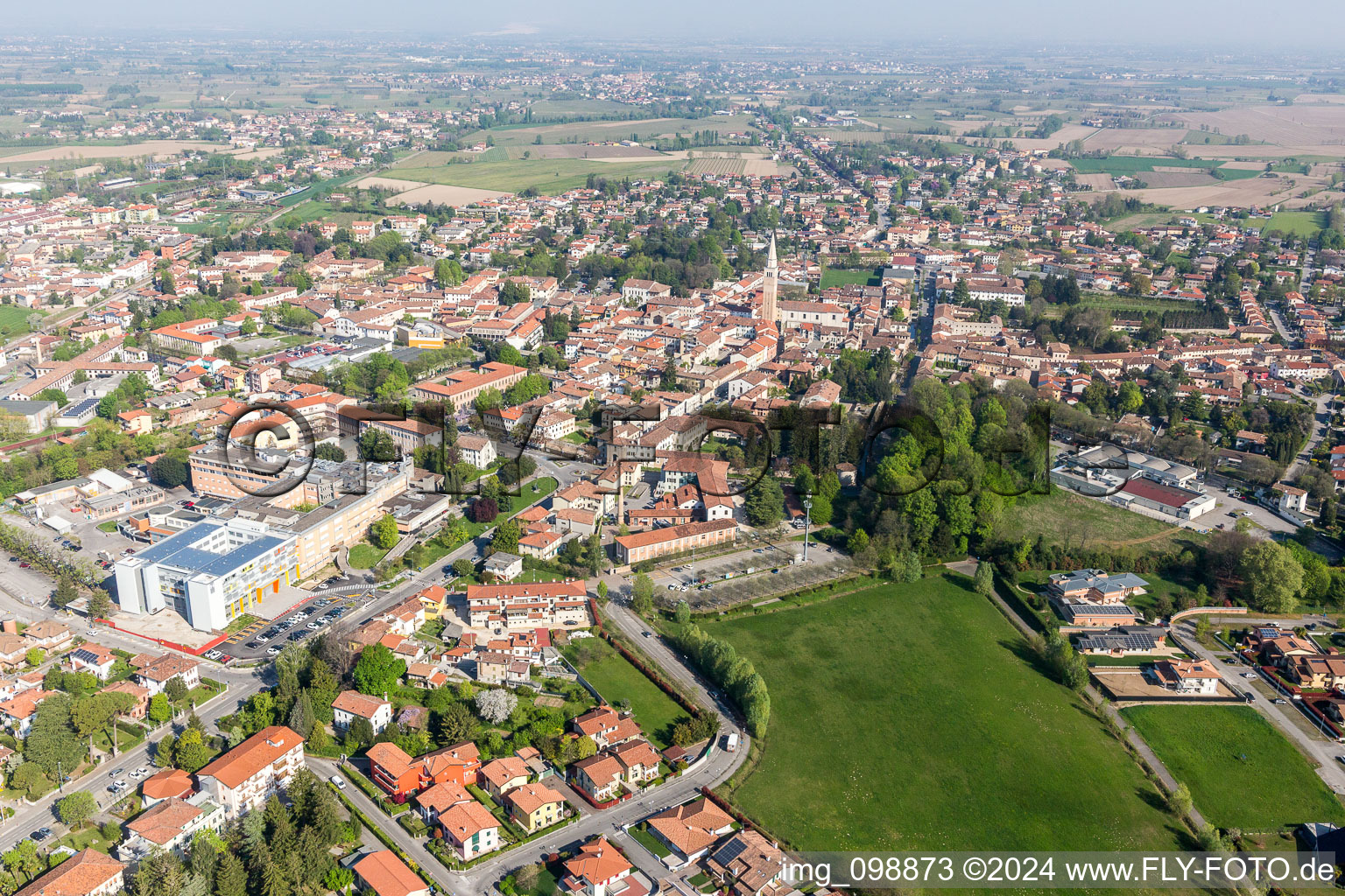 Vue aérienne de Vue des rues et des maisons des quartiers résidentiels à San Vito al Tagliamento dans le département Pordenone, Italie