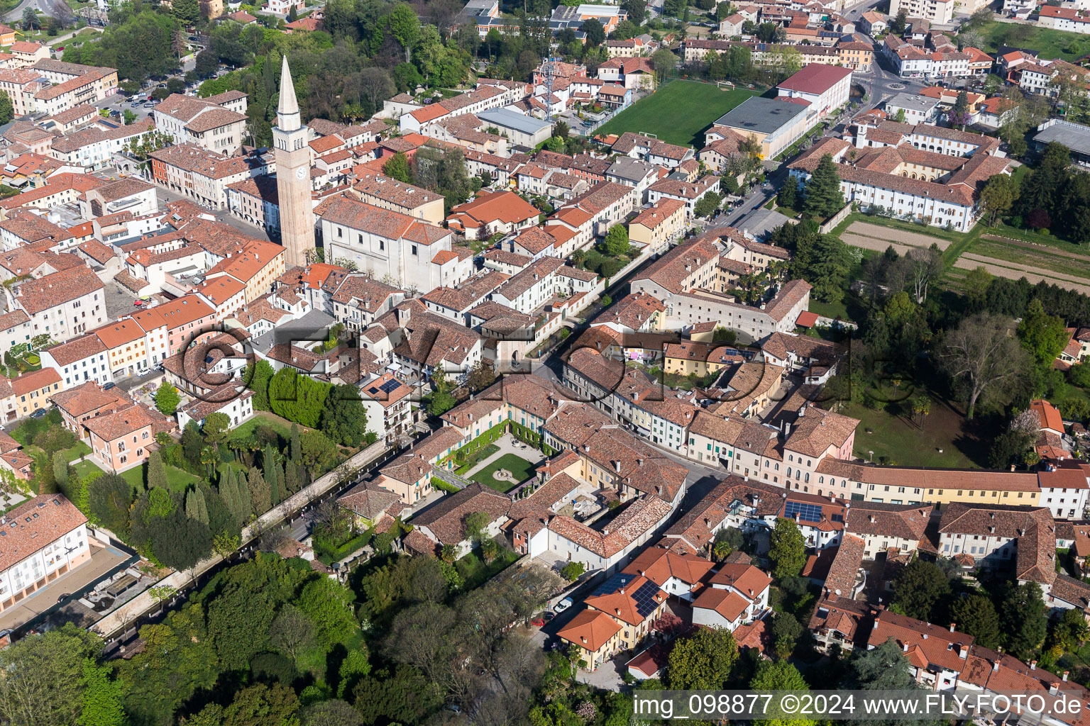 Vue aérienne de Cathédrale du Duomo di San Vito Al Tagliamento à San Vito al Tagliamento dans le département Pordenone, Italie