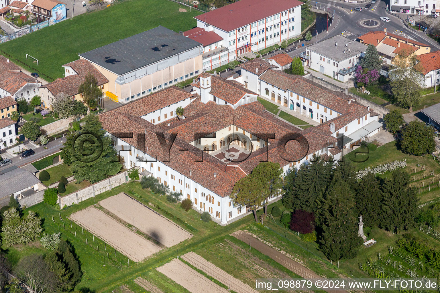 Vue aérienne de Monastère de la Visite SM à San Vito al Tagliamento dans le département Pordenone, Italie