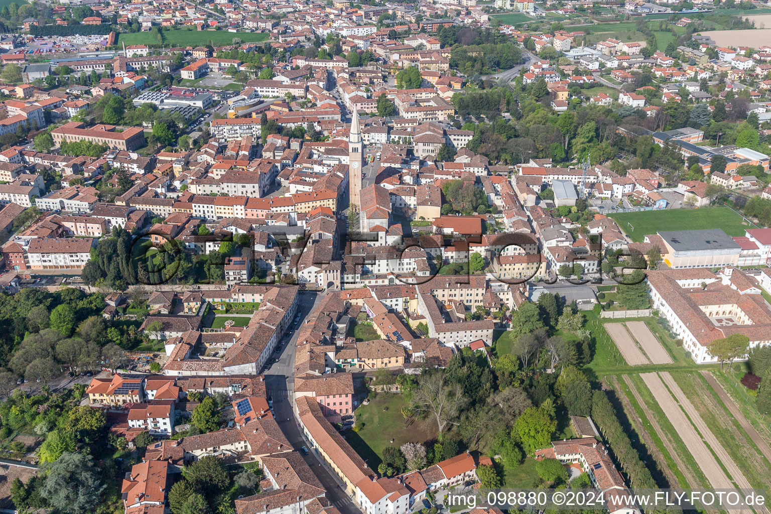 Vue aérienne de Vue des rues et des maisons des quartiers résidentiels à San Vito al Tagliamento dans le département Pordenone, Italie