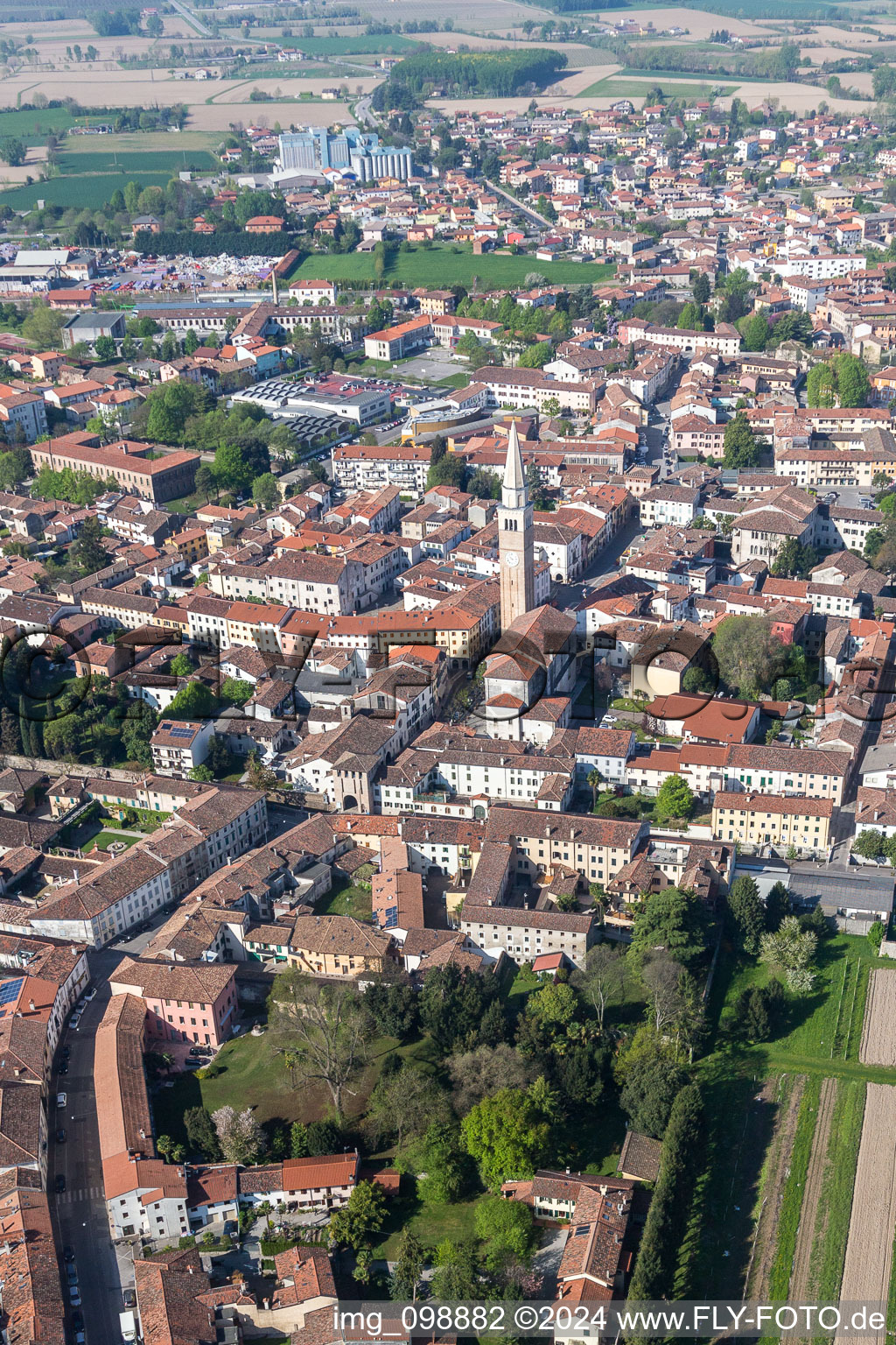 Vue aérienne de Cathédrale du Duomo di San Vito Al Tagliamento à San Vito al Tagliamento dans le département Pordenone, Italie