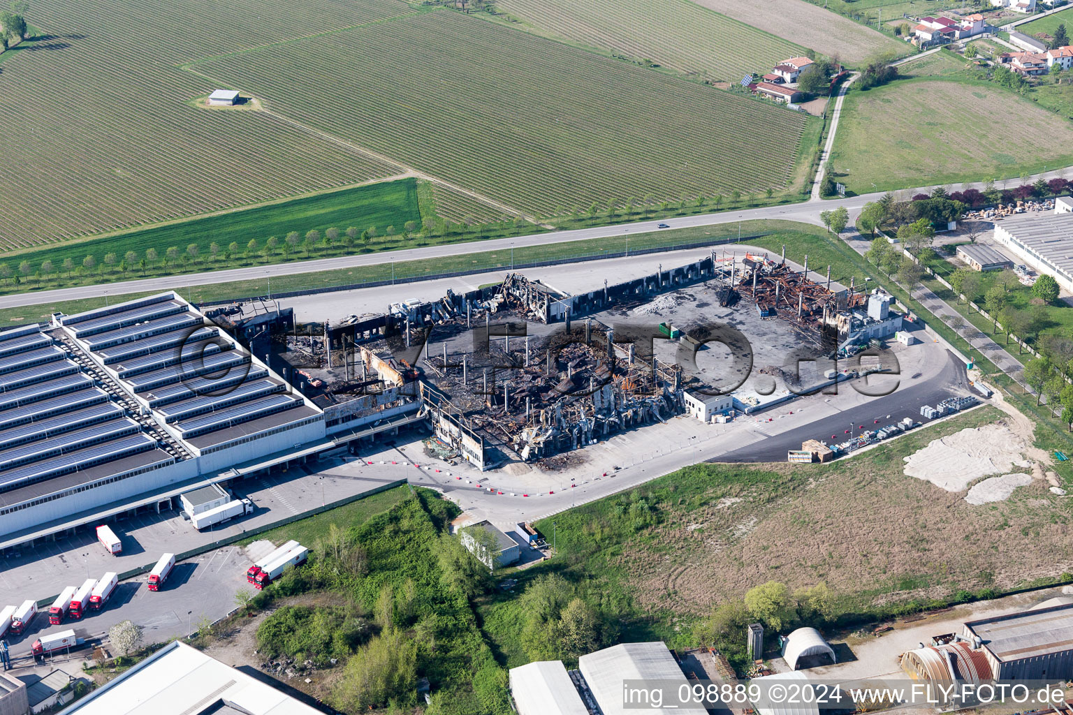 Vue aérienne de Ruines du bâtiment incendié de l'usine Cooperativa Trasporti Alimentari (RL) en Zona Industriale Ponte Rosso à le quartier Zona Industriale Ponte Rosso in San Vito al Tagliamento dans le département Pordenone, Italie