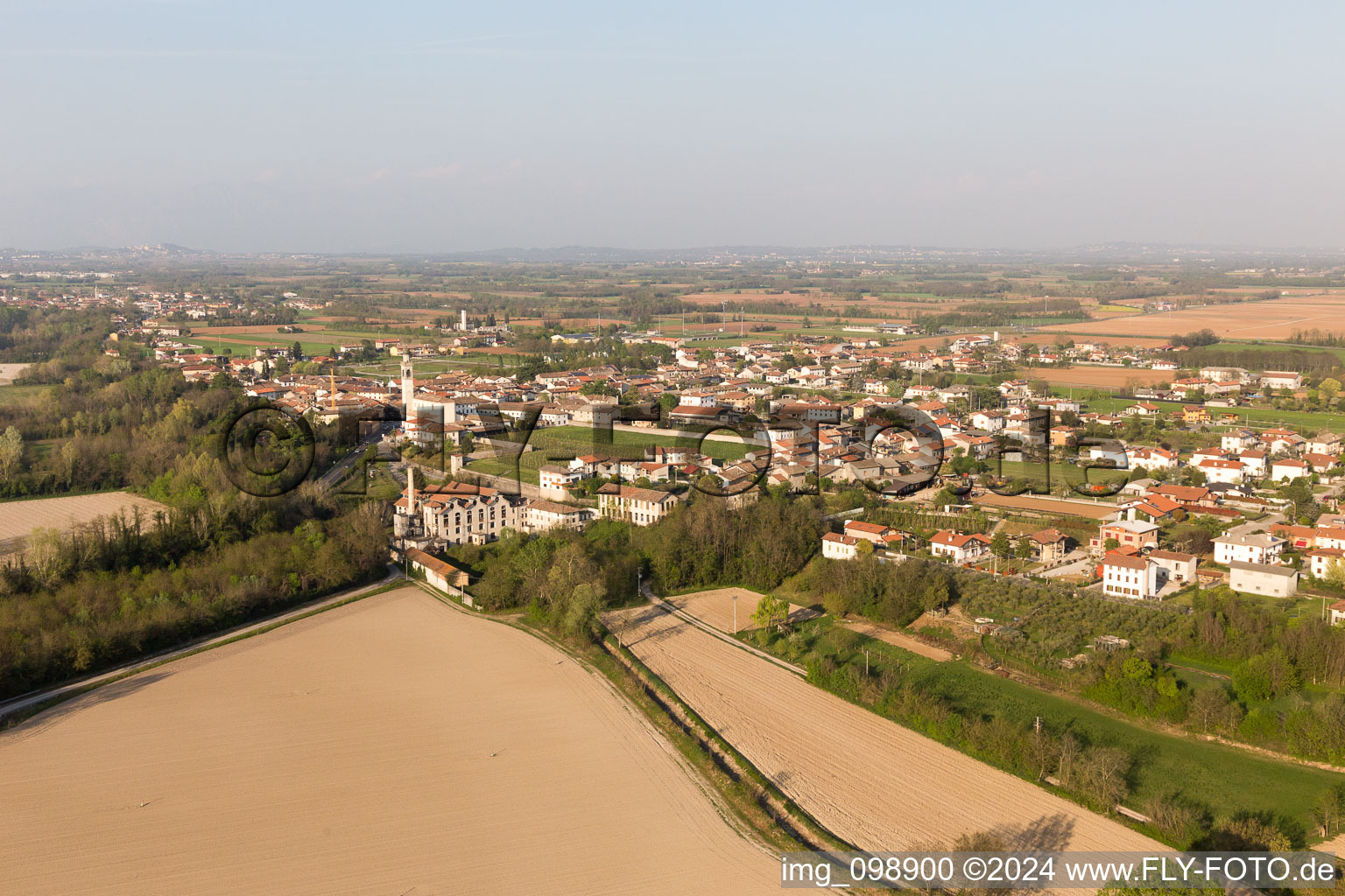 Vue aérienne de Bonzicco dans le département Frioul-Vénétie Julienne, Italie