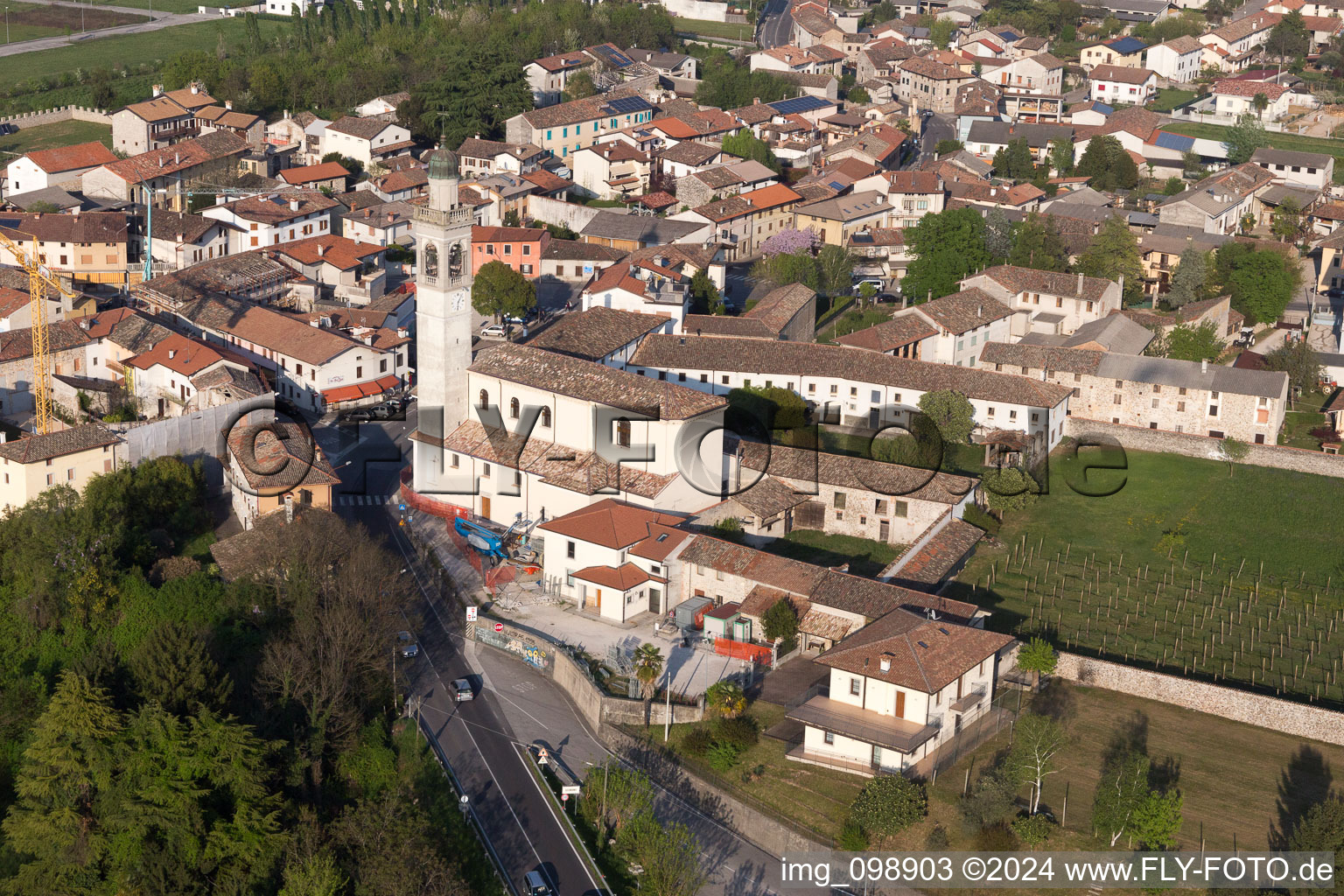 Vue oblique de Dignano dans le département Frioul-Vénétie Julienne, Italie