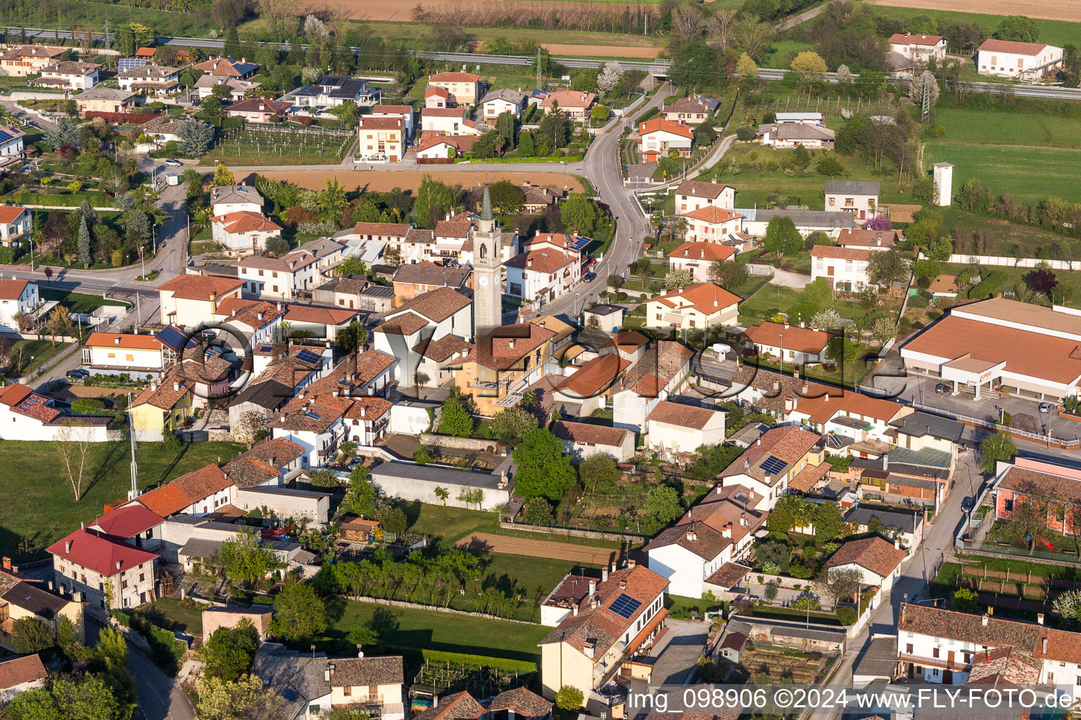 Vue aérienne de Église des Saints Anges Custodi di Vidulis en Vidulis à le quartier Vidulis in Dignano dans le département Udine, Italie