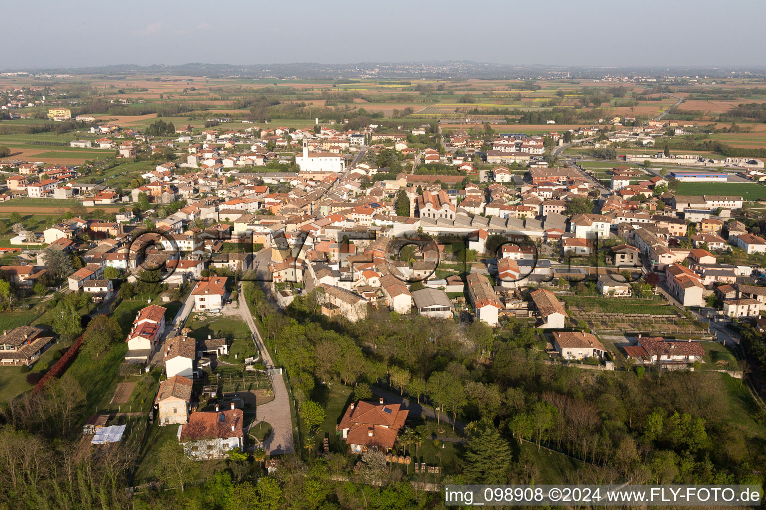 Vue oblique de Carpacco dans le département Frioul-Vénétie Julienne, Italie