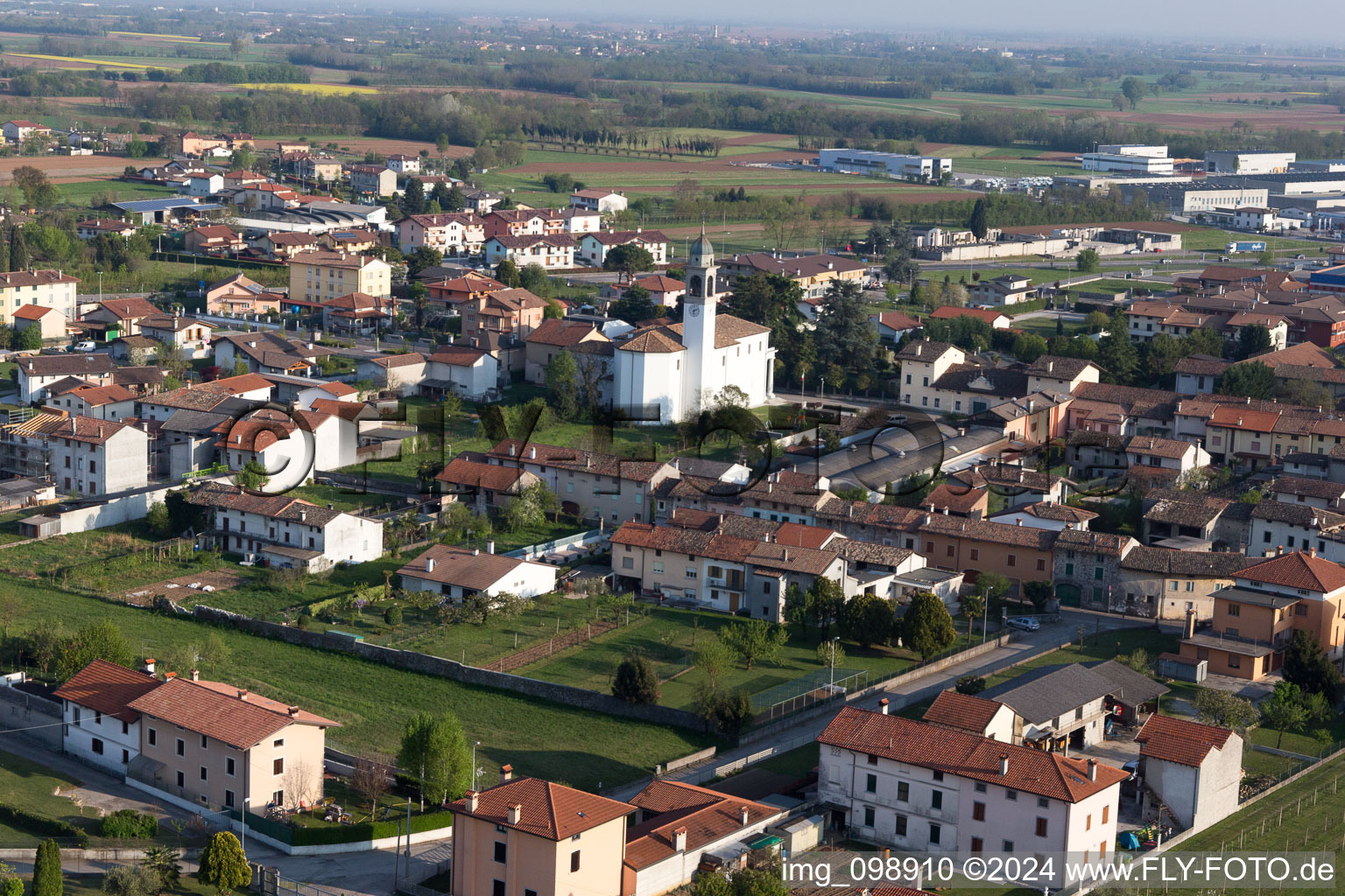 Carpacco dans le département Frioul-Vénétie Julienne, Italie hors des airs