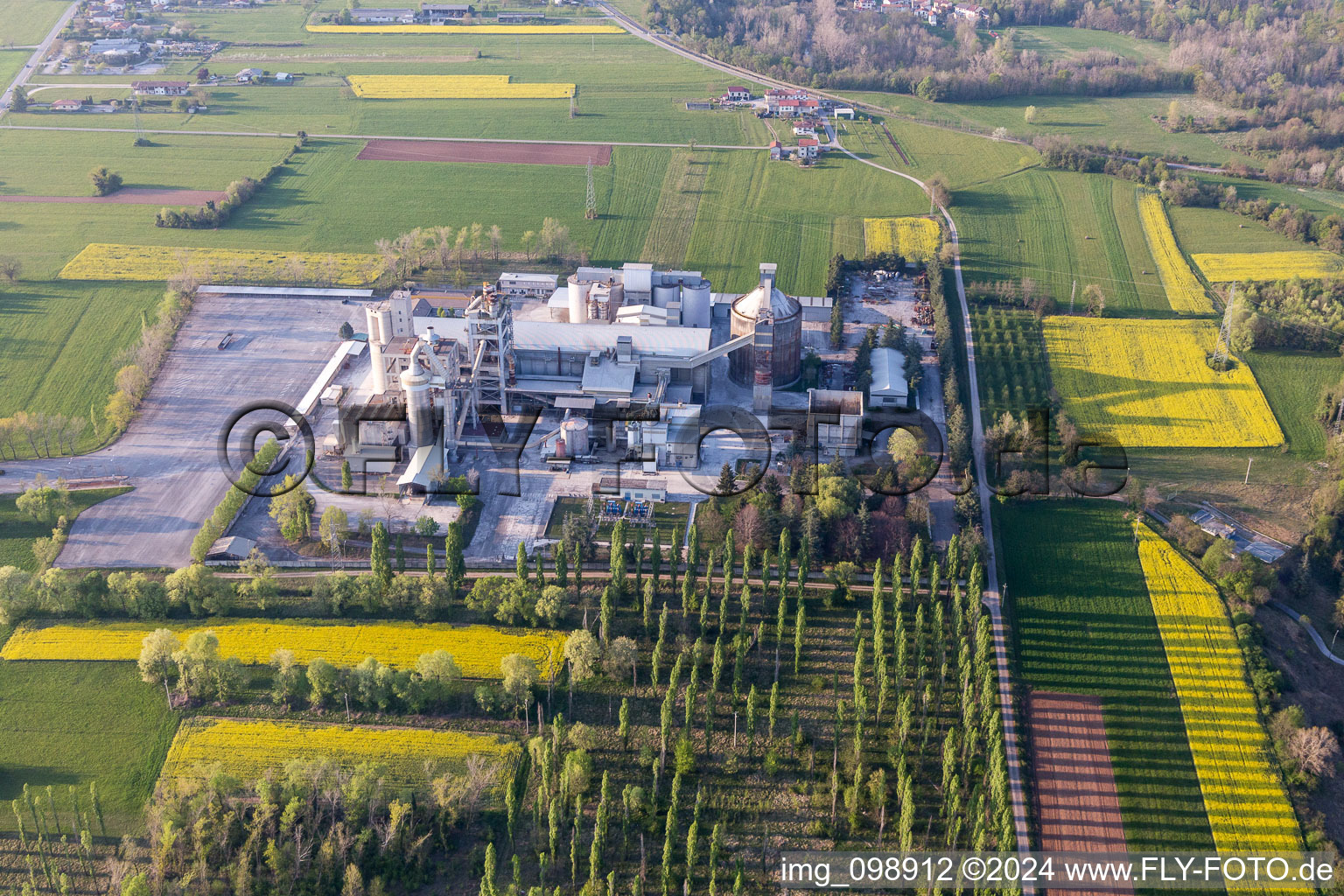 Vue oblique de Borgo Ampiano dans le département Frioul-Vénétie Julienne, Italie