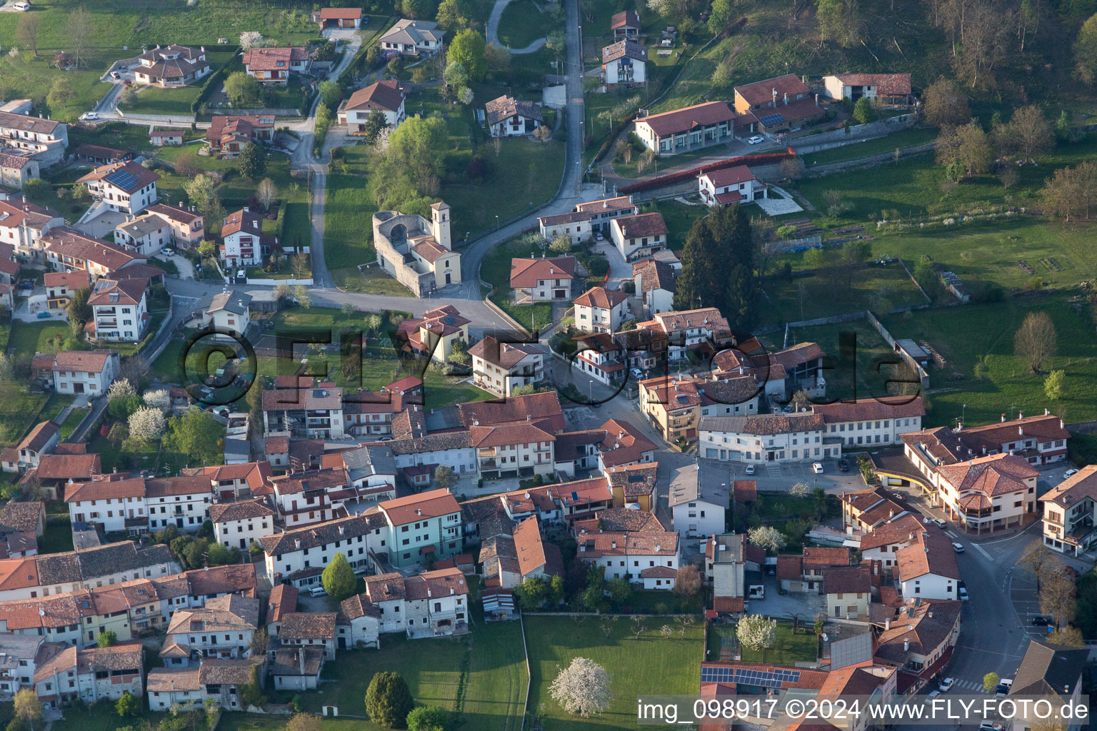 Vue aérienne de Travesio dans le département Pordenone, Italie