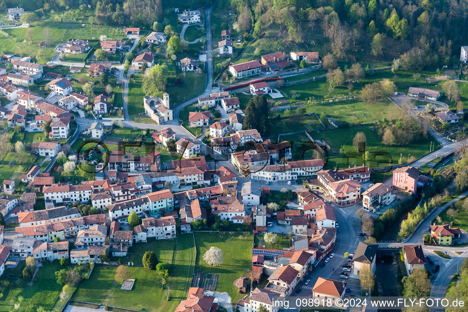 Vue aérienne de Vue sur le village à Travesio dans le département Pordenone, Italie