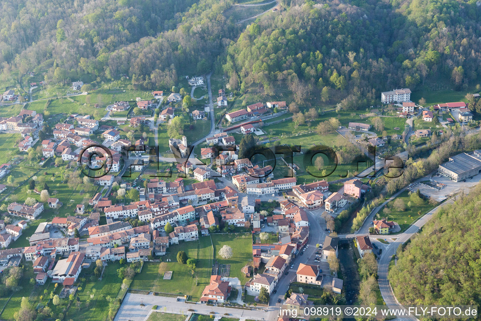 Vue aérienne de Travesio dans le département Pordenone, Italie