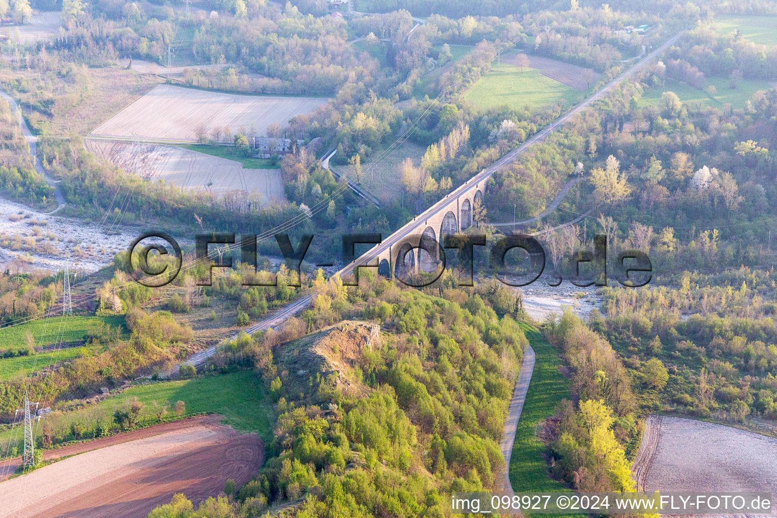 Vue aérienne de Viaduc de la structure du pont ferroviaire pour le passage des voies ferrées sur le Torrente à Cavasso Nuovo dans le département Pordenone, Italie