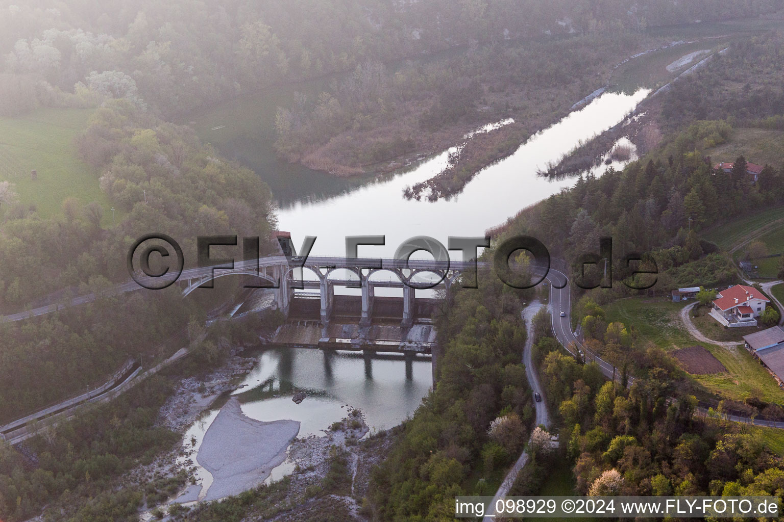 Photographie aérienne de Viaduc de la structure du pont ferroviaire pour le passage des voies ferrées sur le Torrente à Cavasso Nuovo dans le département Pordenone, Italie