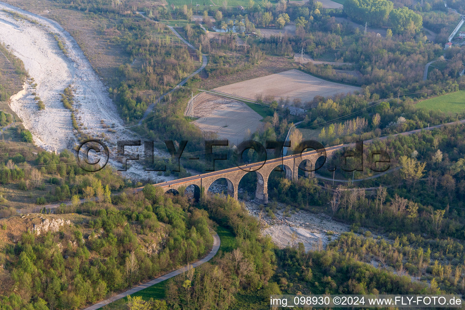 Vue oblique de Viaduc de la structure du pont ferroviaire pour le passage des voies ferrées sur le Torrente à Cavasso Nuovo dans le département Pordenone, Italie