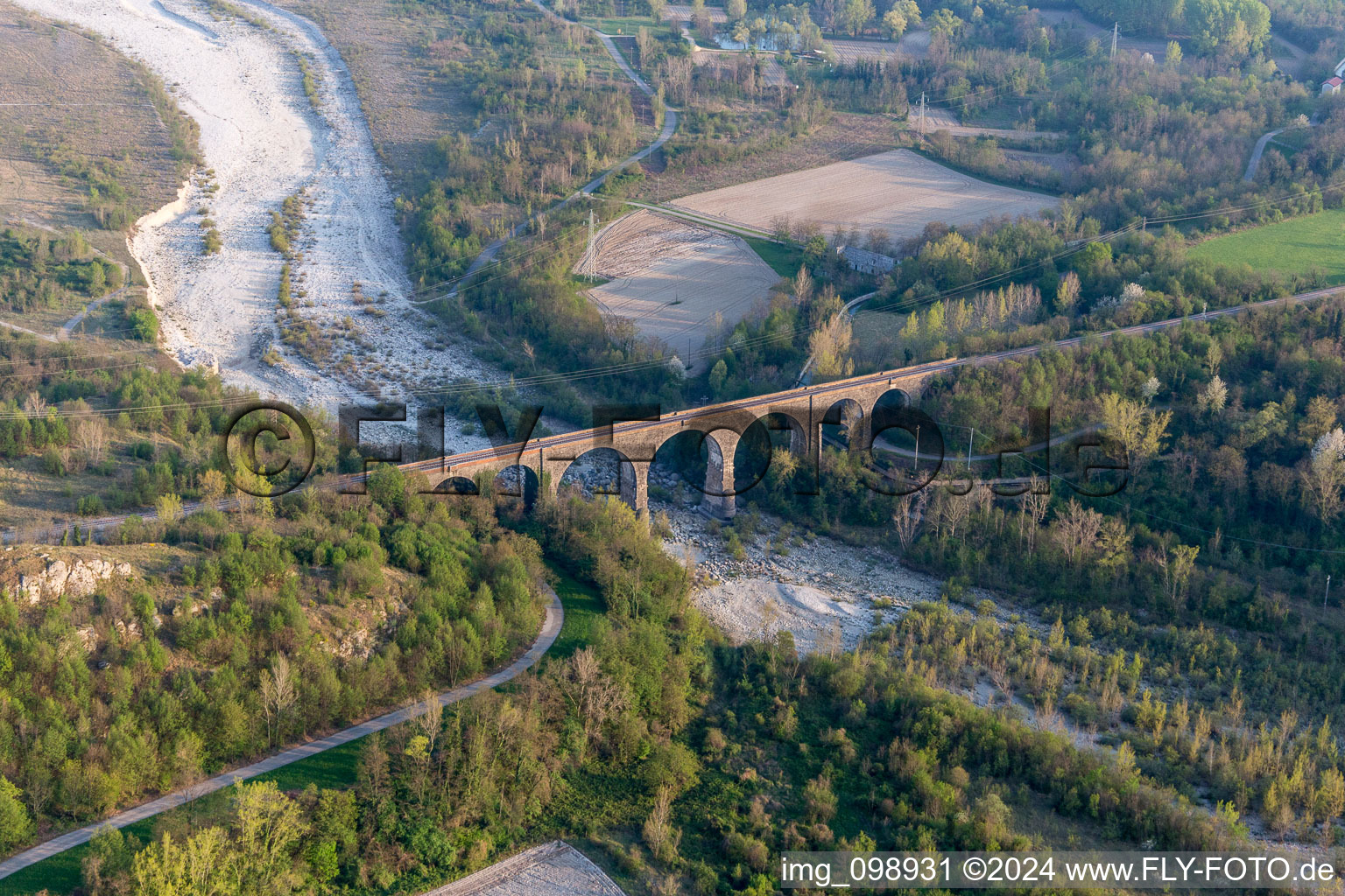 Viaduc de la structure du pont ferroviaire pour le passage des voies ferrées sur le Torrente à Cavasso Nuovo dans le département Pordenone, Italie d'en haut