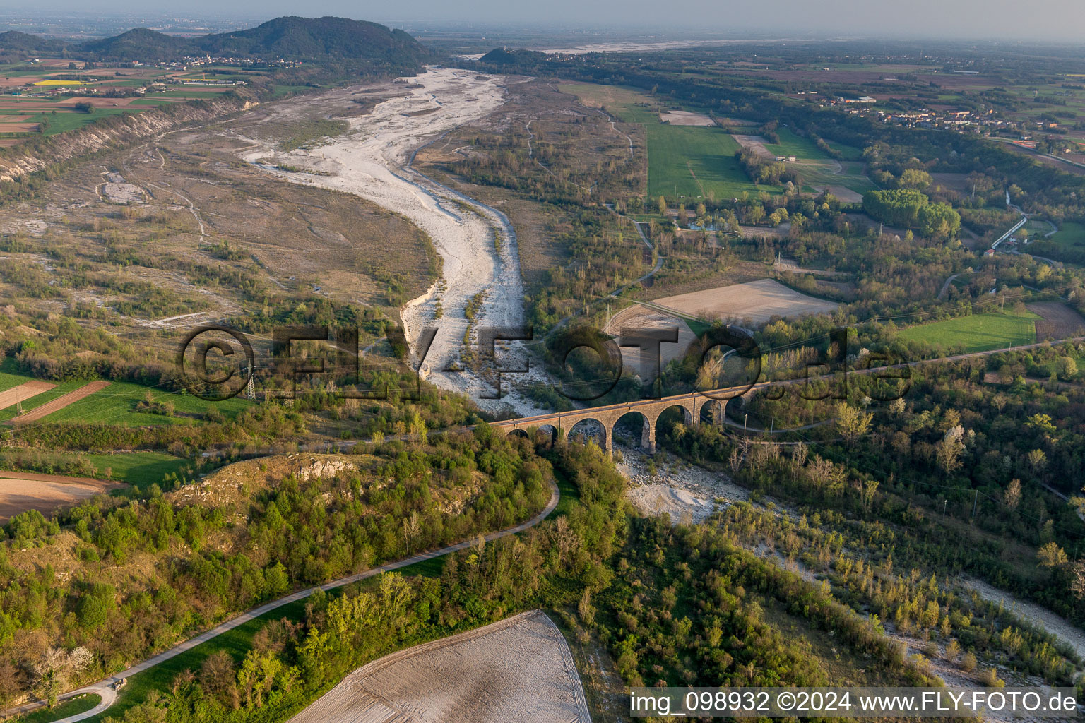 Viaduc de la structure du pont ferroviaire pour le passage des voies ferrées sur le Torrente à Cavasso Nuovo dans le département Pordenone, Italie hors des airs