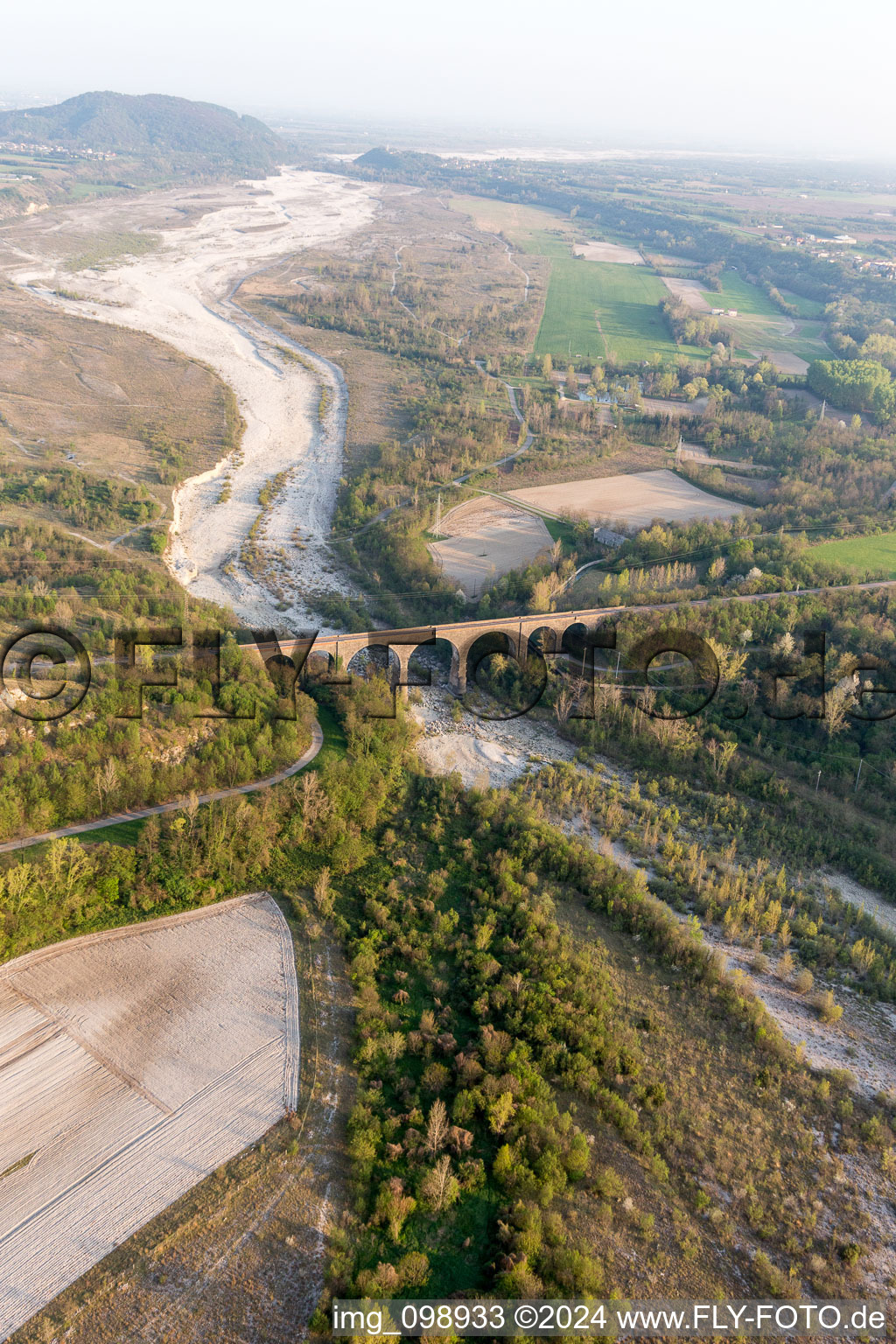 Viaduc de la structure du pont ferroviaire pour le passage des voies ferrées sur le Torrente à Cavasso Nuovo dans le département Pordenone, Italie vue d'en haut