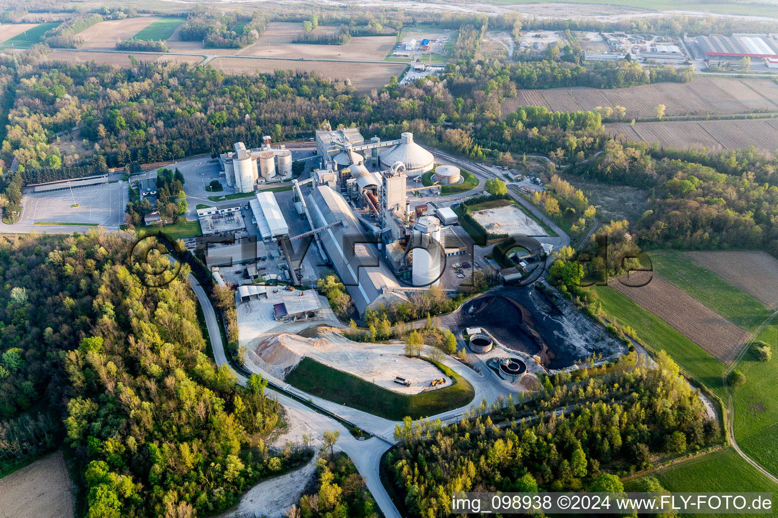 Vue aérienne de Centrale de mélange de béton et de matériaux de construction de Cementizillo Spa en Zona Industriale Pedris à le quartier Zona Industriale Pedris in Fanna dans le département Pordenone, Italie