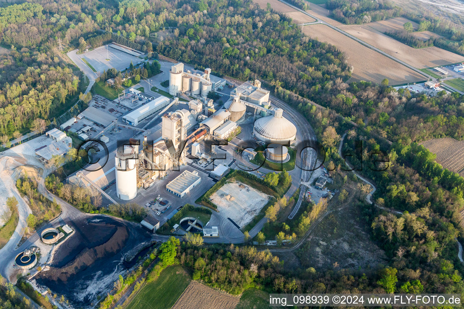 Vue aérienne de Centrale de mélange de béton et de matériaux de construction de Cementizillo Spa en Zona Industriale Pedris à le quartier Zona Industriale Pedris in Fanna dans le département Pordenone, Italie