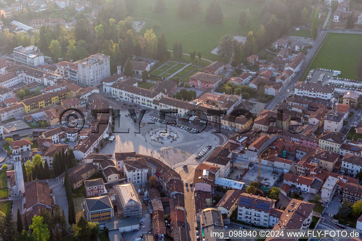 Vue aérienne de Place du marché du centre-ville à Maniago dans le département Pordenone, Italie