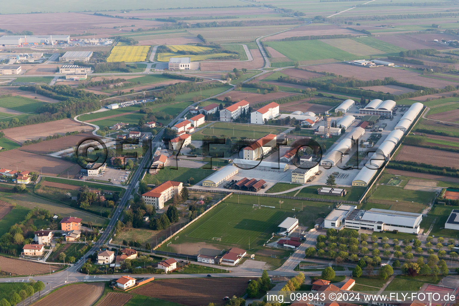 Vue aérienne de Maniago dans le département Pordenone, Italie