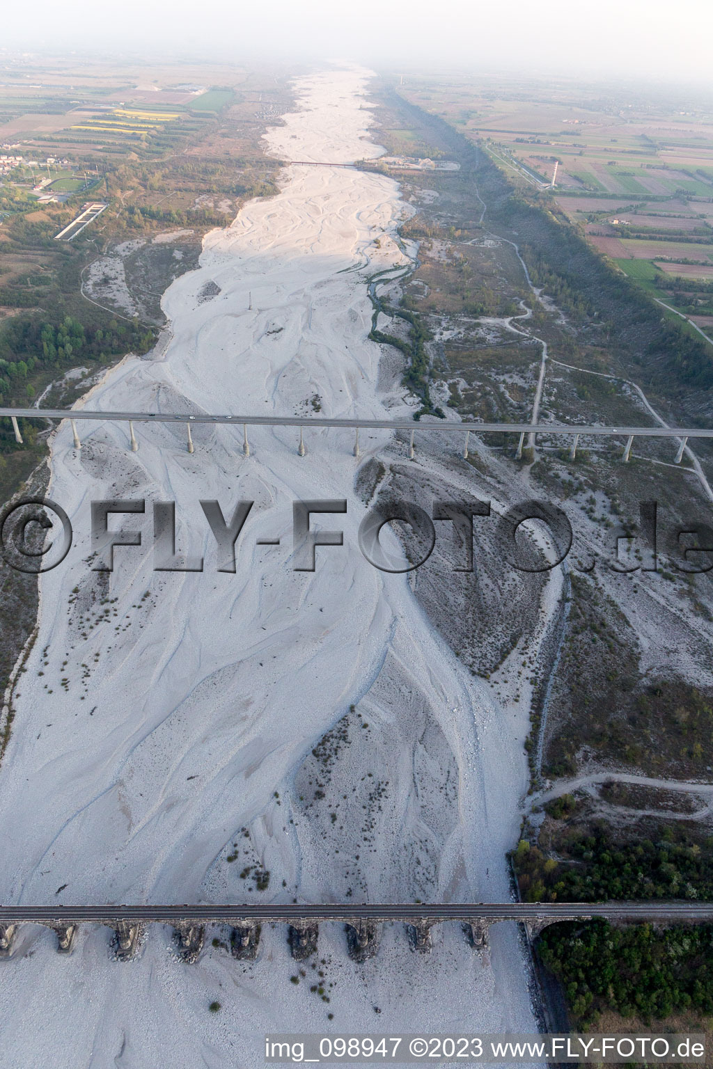 Vue aérienne de Montereale Valcellina dans le département Frioul-Vénétie Julienne, Italie
