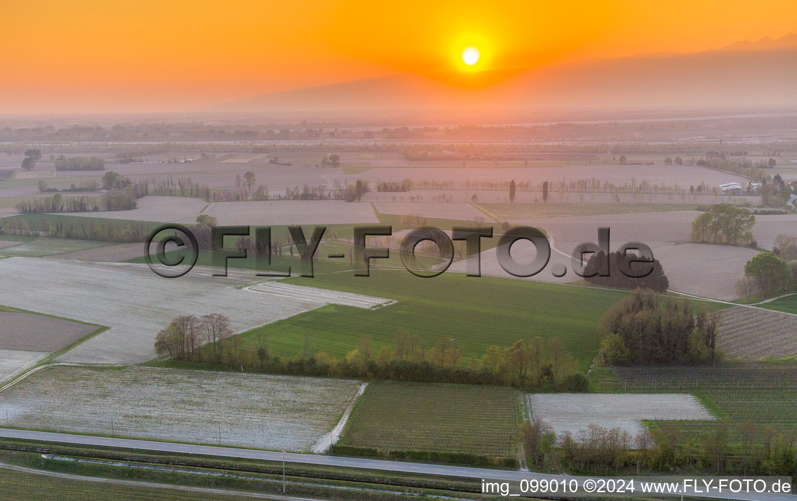 Vue aérienne de Coucher de soleil sur le paysage du Tagliamento à Domanins à le quartier Rauscedo-Domanins in San Giorgio della Richinvelda dans le département Pordenone, Italie