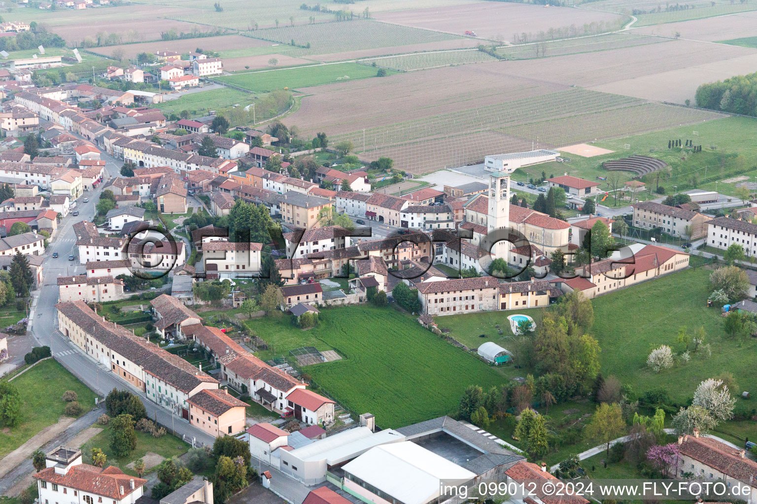 Vue aérienne de Arzene dans le département Frioul-Vénétie Julienne, Italie