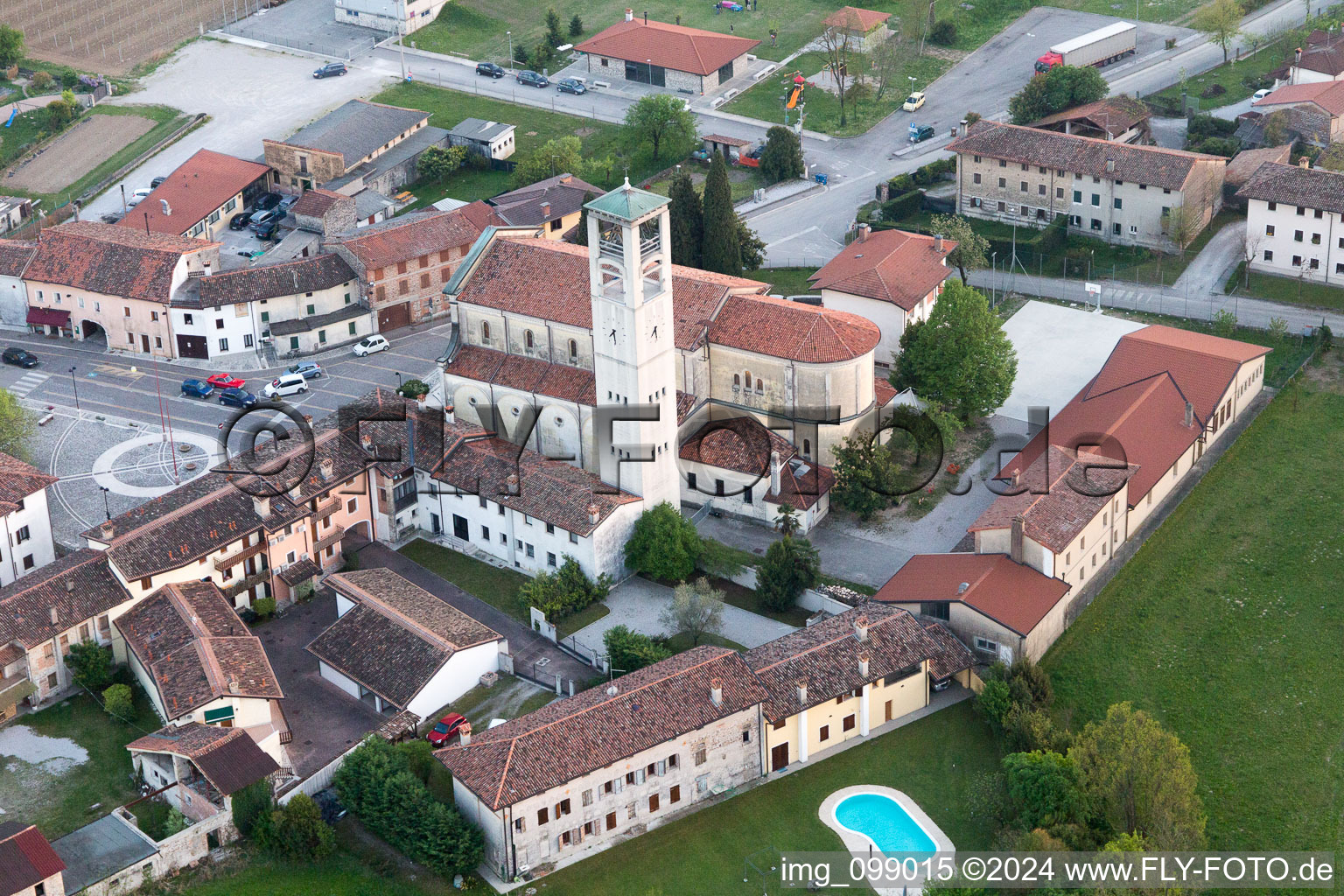 Vue oblique de Arzene dans le département Frioul-Vénétie Julienne, Italie