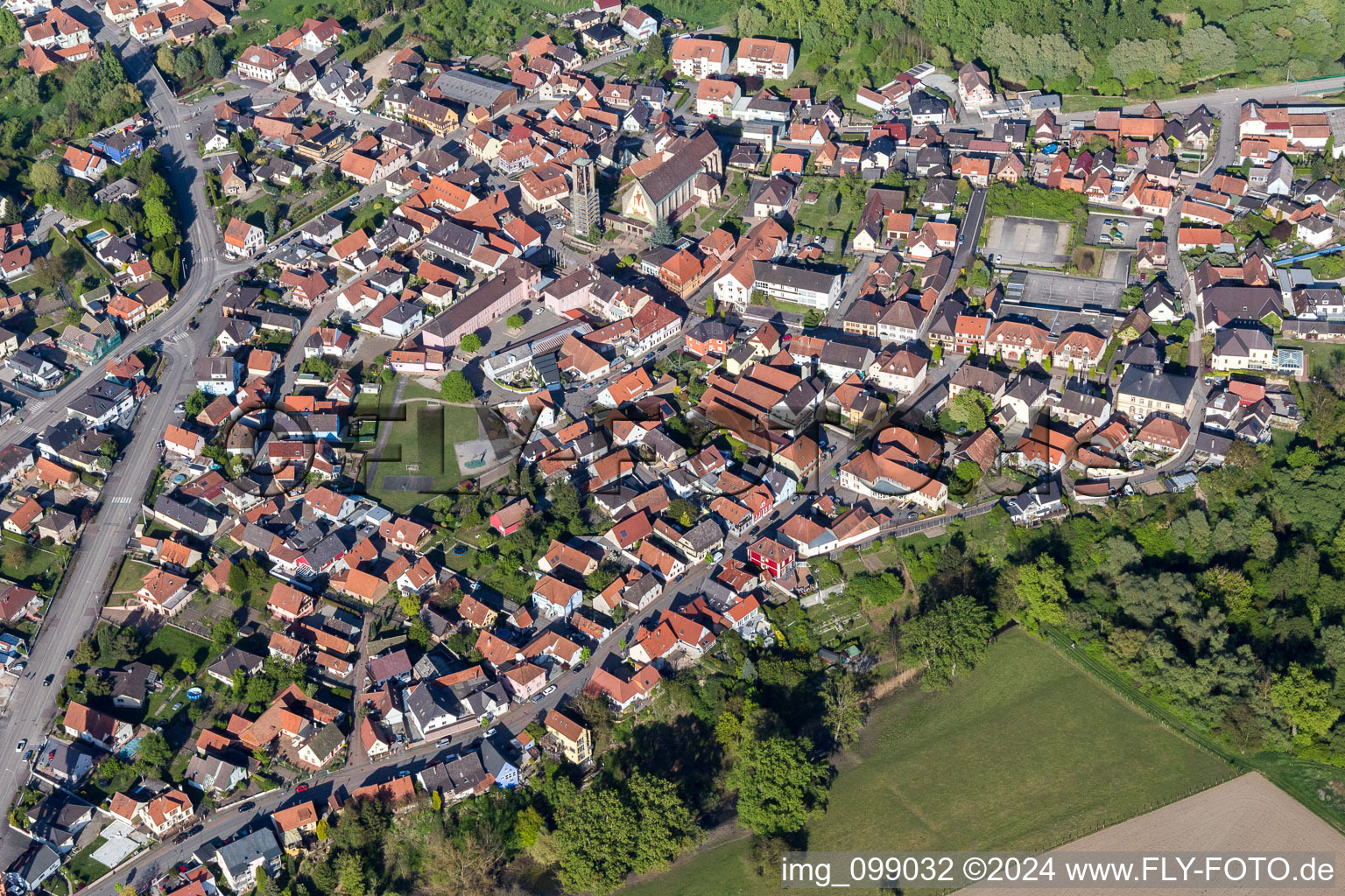 Vue aérienne de Vue des rues et des maisons des quartiers résidentiels à Seltz dans le département Bas Rhin, France