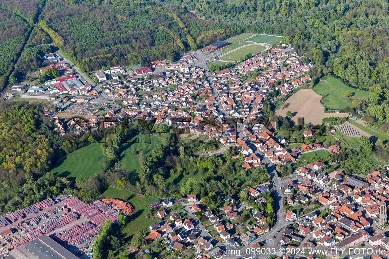 Vue aérienne de Zone de peuplement à Seltz dans le département Bas Rhin, France