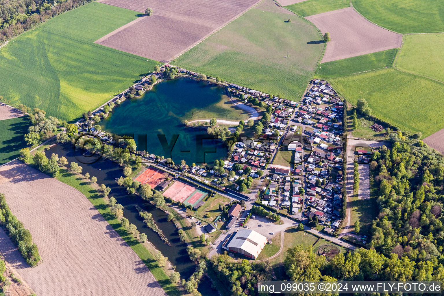 Vue aérienne de Camping Camping La Grune Les Peupliers en bord de lac à Seltz dans le département Bas Rhin, France