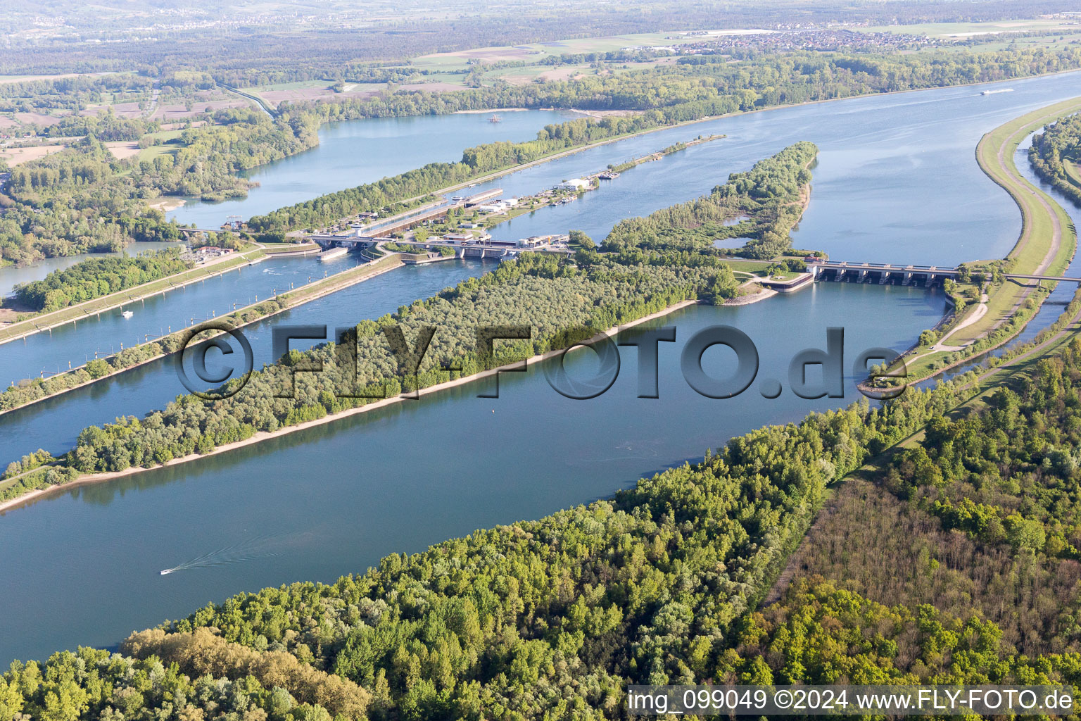 Vue aérienne de Iffezheim, écluse à Roppenheim dans le département Bas Rhin, France