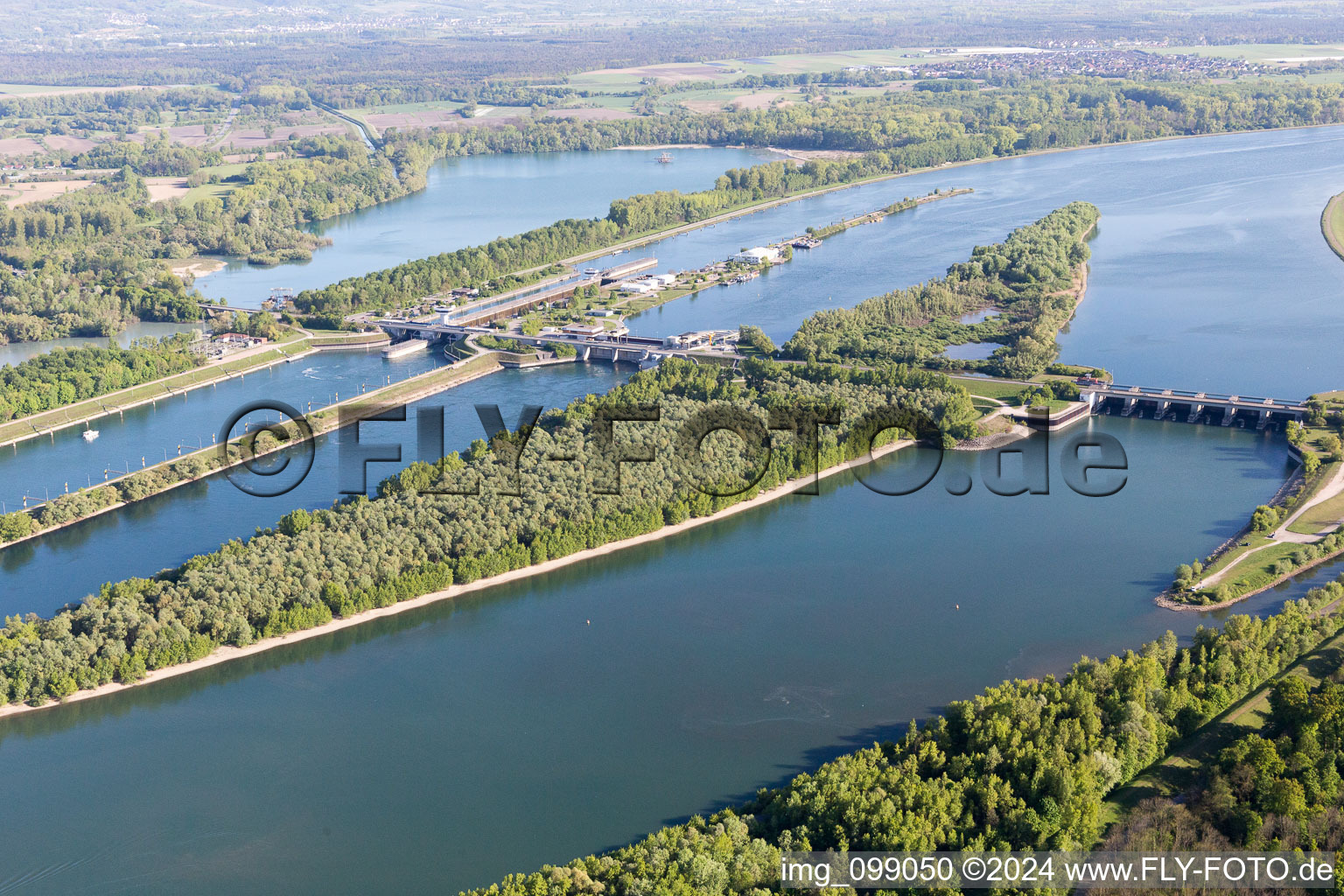 Vue aérienne de Iffezheim, écluse à Roppenheim dans le département Bas Rhin, France