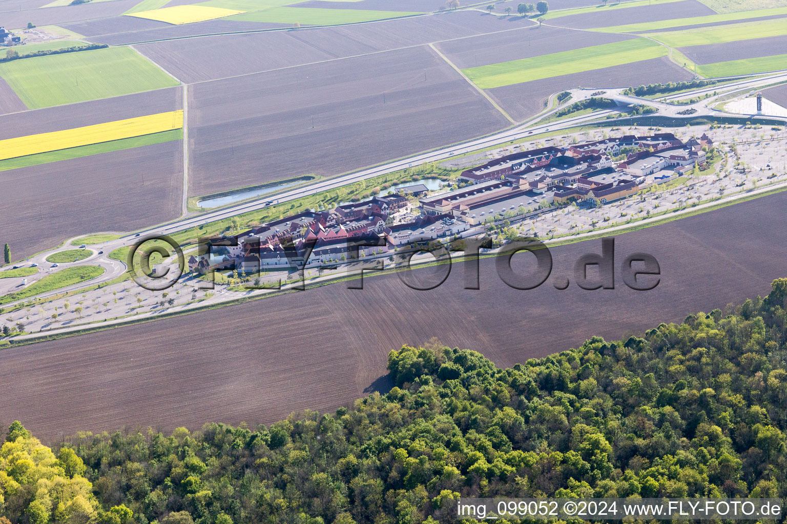 Vue aérienne de Centre de vente à Roppenheim dans le département Bas Rhin, France