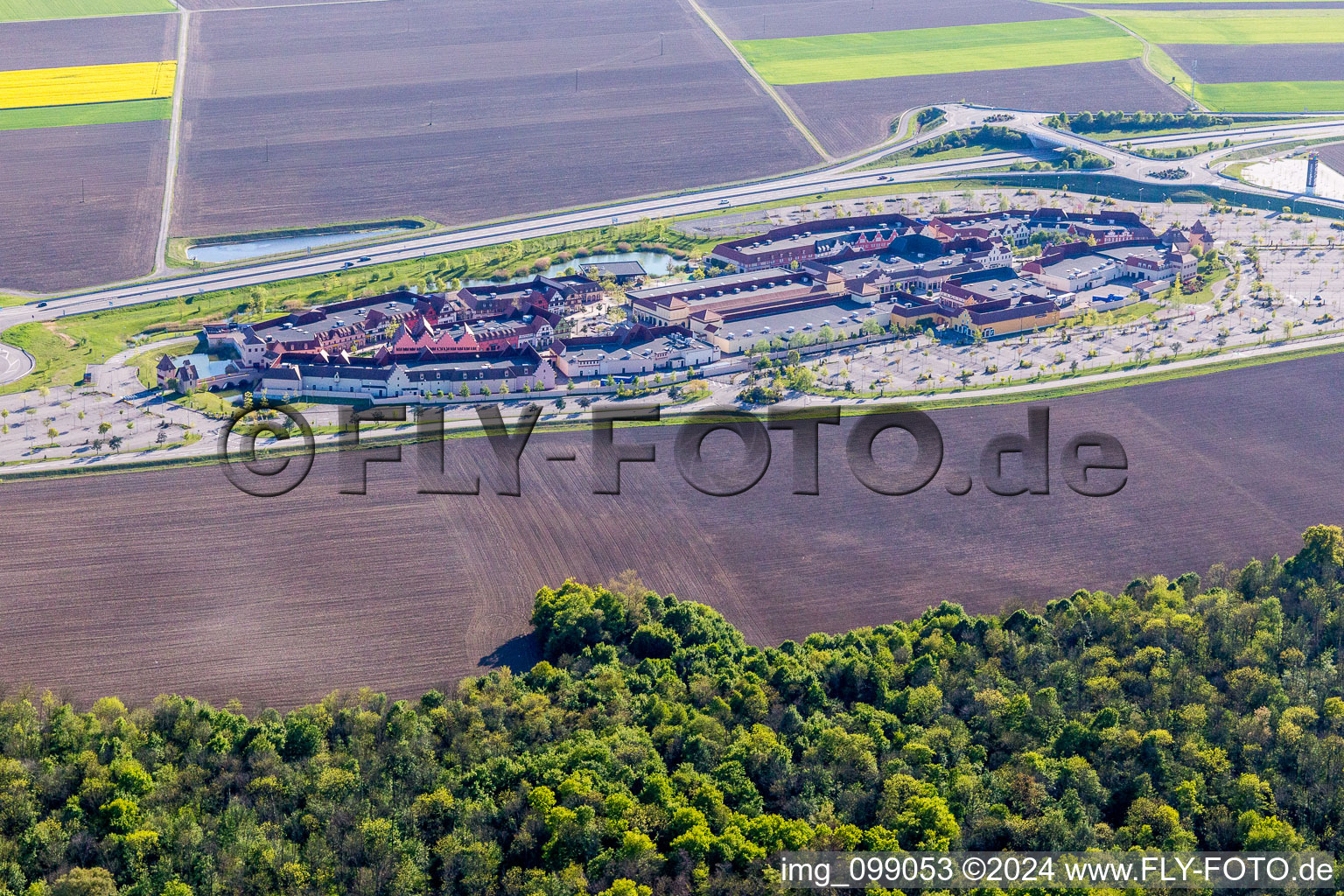 Vue d'oiseau de Centre commercial Roppenheim The Style Outlets à Roppenheim dans le département Bas Rhin, France